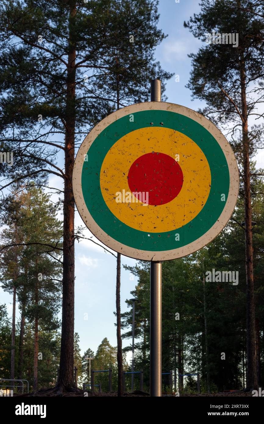 Rundes, kreisförmiges Ziel im Wald draußen Stockfoto