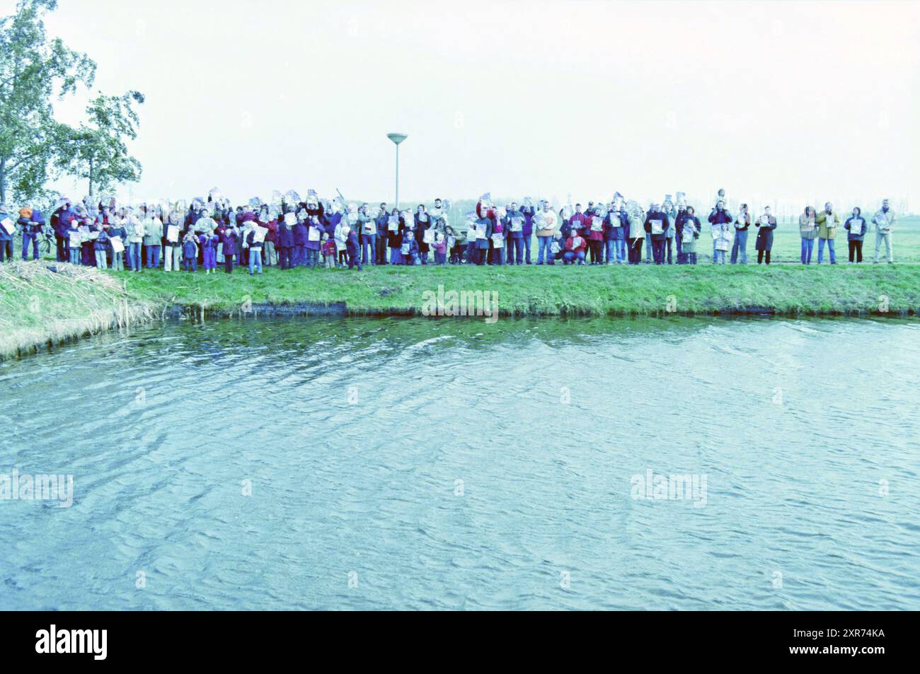 Eine Gruppe von Menschen am Wasser, Whizgle Dutch News: Historische Bilder für die Zukunft. Erkunden Sie die Vergangenheit der Niederlande mit modernen Perspektiven durch Bilder von niederländischen Agenturen. Verbinden der Ereignisse von gestern mit den Erkenntnissen von morgen. Begeben Sie sich auf eine zeitlose Reise mit Geschichten, die unsere Zukunft prägen. Stockfoto