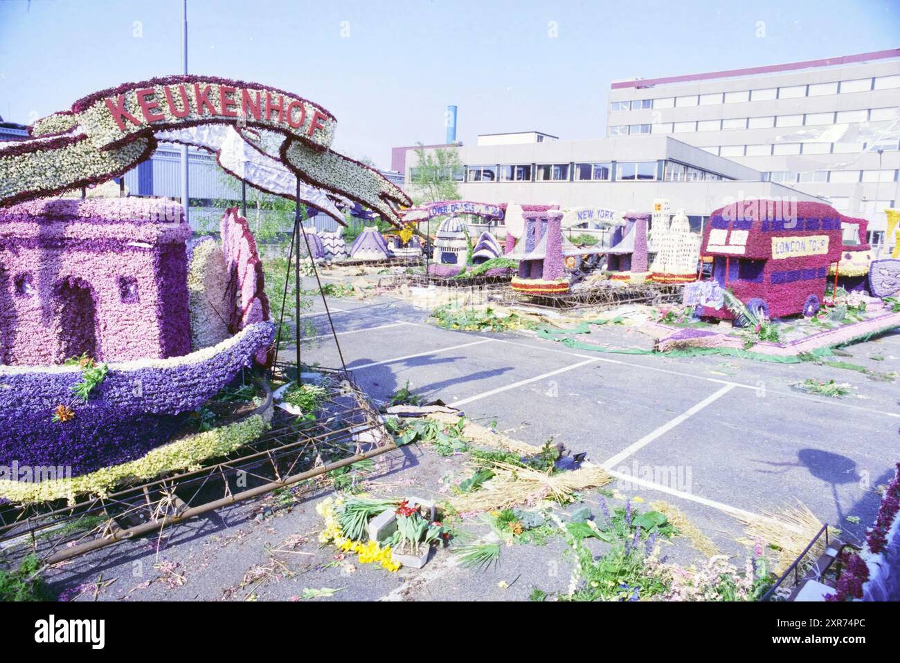 Waggons parkten auf einem Industriegebiet nach der Blumenparade, Haarlem, Niederlande, 23-04-1995, Whizgle Dutch News: Historische Bilder zugeschnitten auf die Zukunft. Erkunden Sie die Vergangenheit der Niederlande mit modernen Perspektiven durch Bilder von niederländischen Agenturen. Verbinden der Ereignisse von gestern mit den Erkenntnissen von morgen. Begeben Sie sich auf eine zeitlose Reise mit Geschichten, die unsere Zukunft prägen. Stockfoto