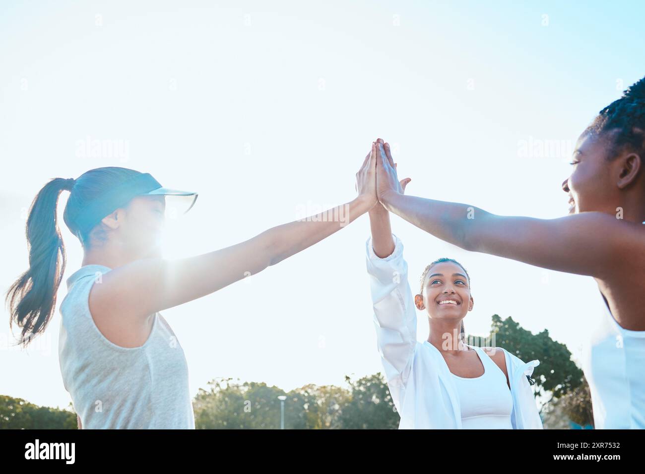 Sport, Frauen und Hände zusammen im Park für Unterstützung bei Spielfeiern, Partnerschaften oder Spielsiegen. Tennisspieler, Gruppe und Teambuilding in Stockfoto