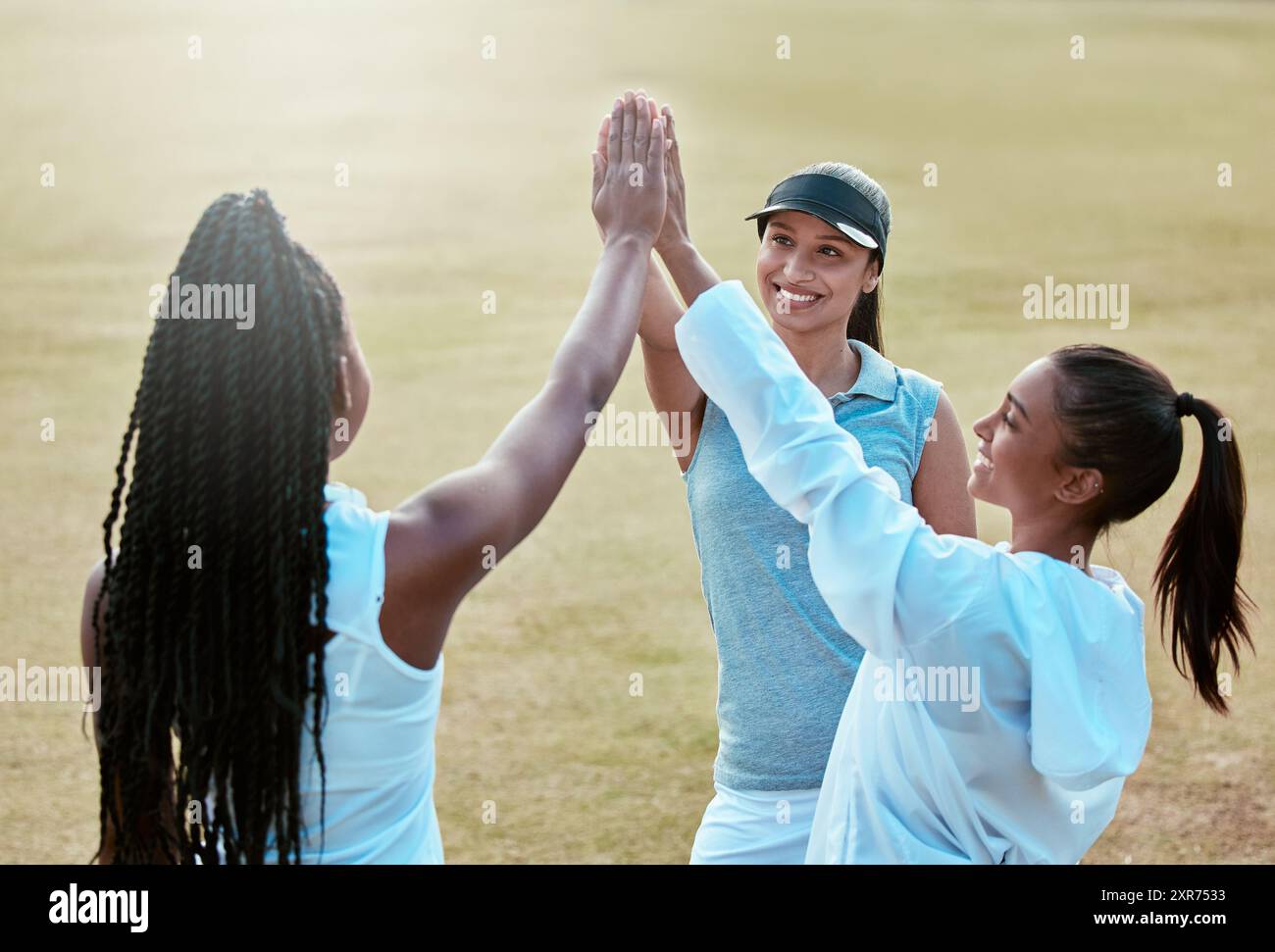 Sport, Frauen und Hände zusammen im Freien für Unterstützung bei Spielfeiern, Partnerschaften oder Spielsiegen. Tennisspieler, Gruppe und Teambuilding in Stockfoto