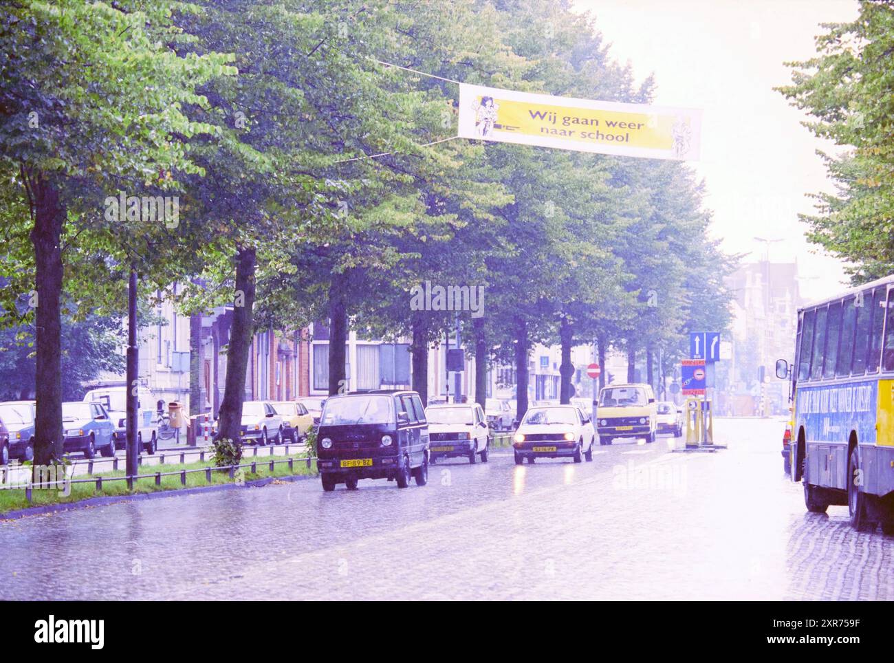 Bannerkampagne Safe Traffic Niederlande zum Thema der Rückkehr von Schülern in die Schule nach den Feiertagen, 00-08-1995, Whizgle Dutch News: Historische Bilder zugeschnitten auf die Zukunft. Erkunden Sie die Vergangenheit der Niederlande mit modernen Perspektiven durch Bilder von niederländischen Agenturen. Verbinden der Ereignisse von gestern mit den Erkenntnissen von morgen. Begeben Sie sich auf eine zeitlose Reise mit Geschichten, die unsere Zukunft prägen. Stockfoto