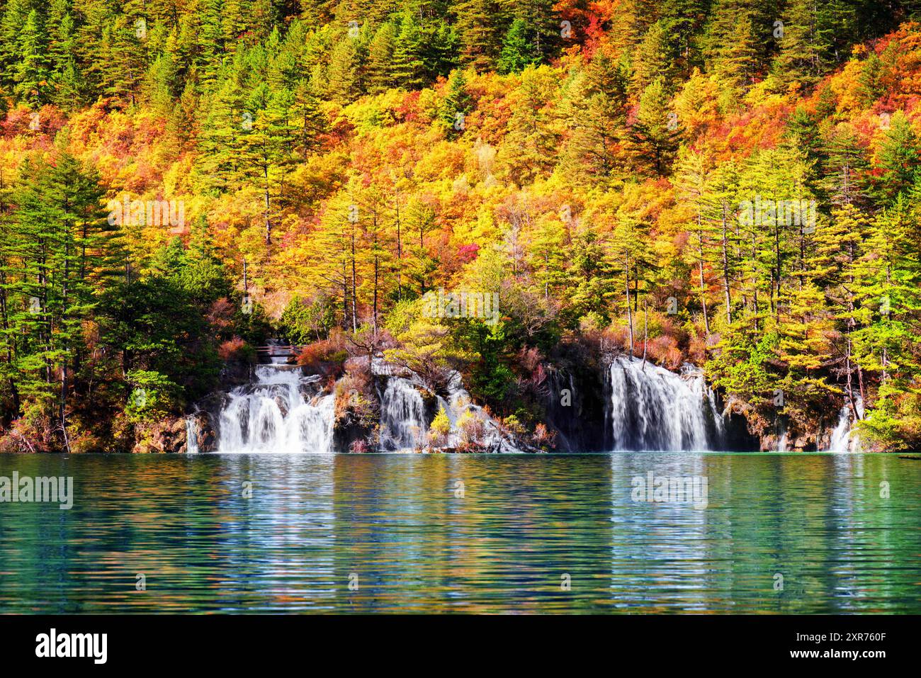 Malerischer Blick auf Wasserfälle und See mit kristallklarem Wasser Stockfoto