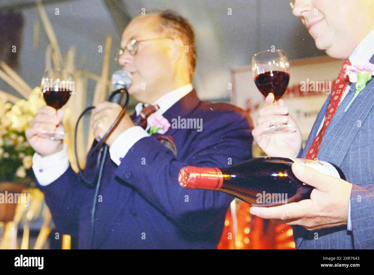 Eröffnung des Fisherman's Friend Bar-Restaurants, Zandvoort, 00-09-1995, Whizgle Dutch News: Historische Bilder zugeschnitten auf die Zukunft. Erkunden Sie die Vergangenheit der Niederlande mit modernen Perspektiven durch Bilder von niederländischen Agenturen. Verbinden der Ereignisse von gestern mit den Erkenntnissen von morgen. Begeben Sie sich auf eine zeitlose Reise mit Geschichten, die unsere Zukunft prägen. Stockfoto