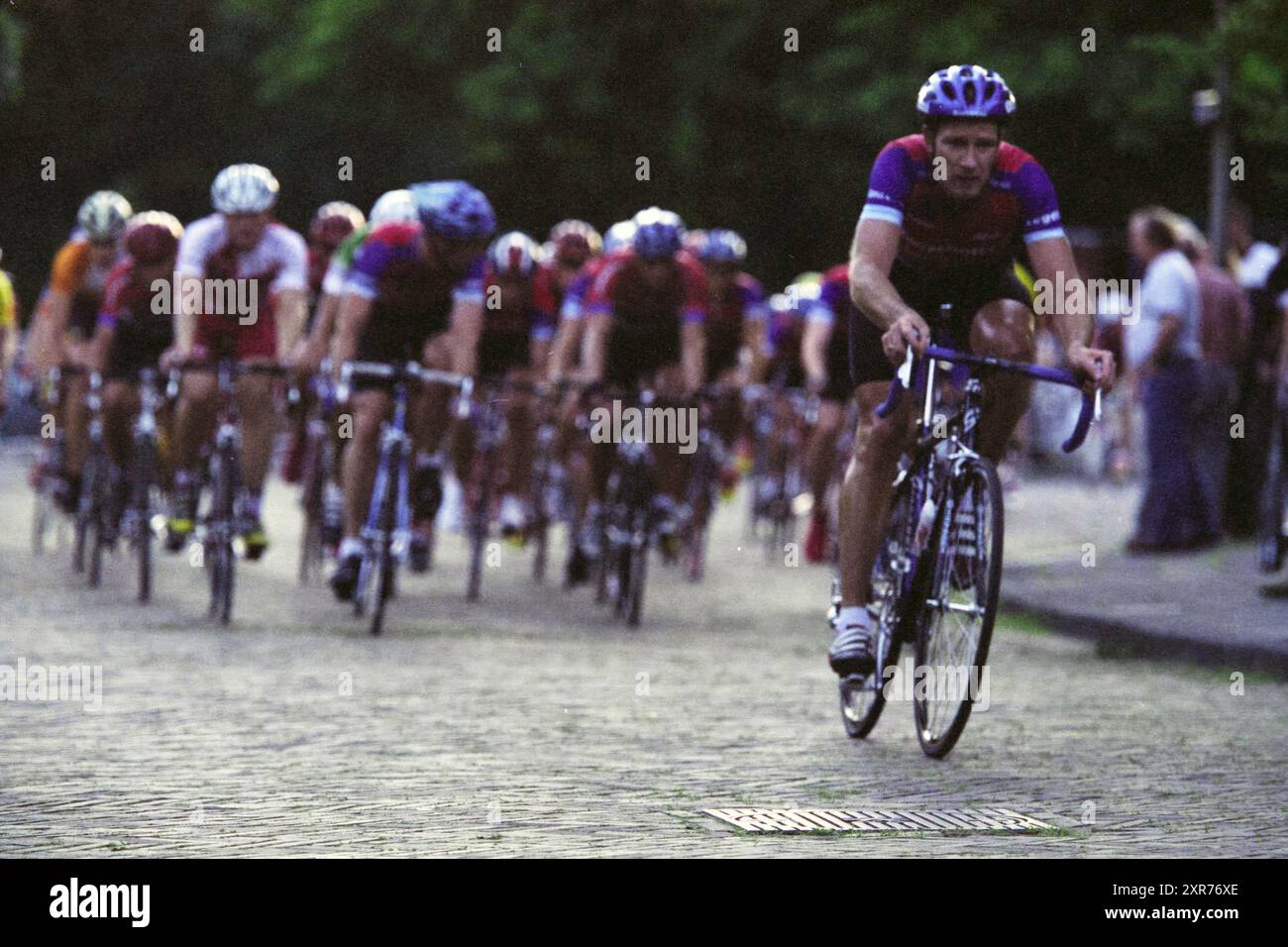 Radtour, Santpoort-Noord, Santpoort-Noord, 31-07-2001, Whizgle Dutch News: Historische Bilder für die Zukunft. Erkunden Sie die Vergangenheit der Niederlande mit modernen Perspektiven durch Bilder von niederländischen Agenturen. Verbinden der Ereignisse von gestern mit den Erkenntnissen von morgen. Begeben Sie sich auf eine zeitlose Reise mit Geschichten, die unsere Zukunft prägen. Stockfoto