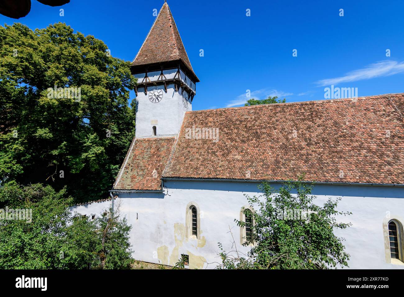 Alter Steinturm an der befestigten Kirche der Heiligen Peter und Paul (Biserica Sfintii Apostoli Petru și Pavel) im Dorf Cincosr, in der Nähe von Fagaras in Siebenbürgen Stockfoto
