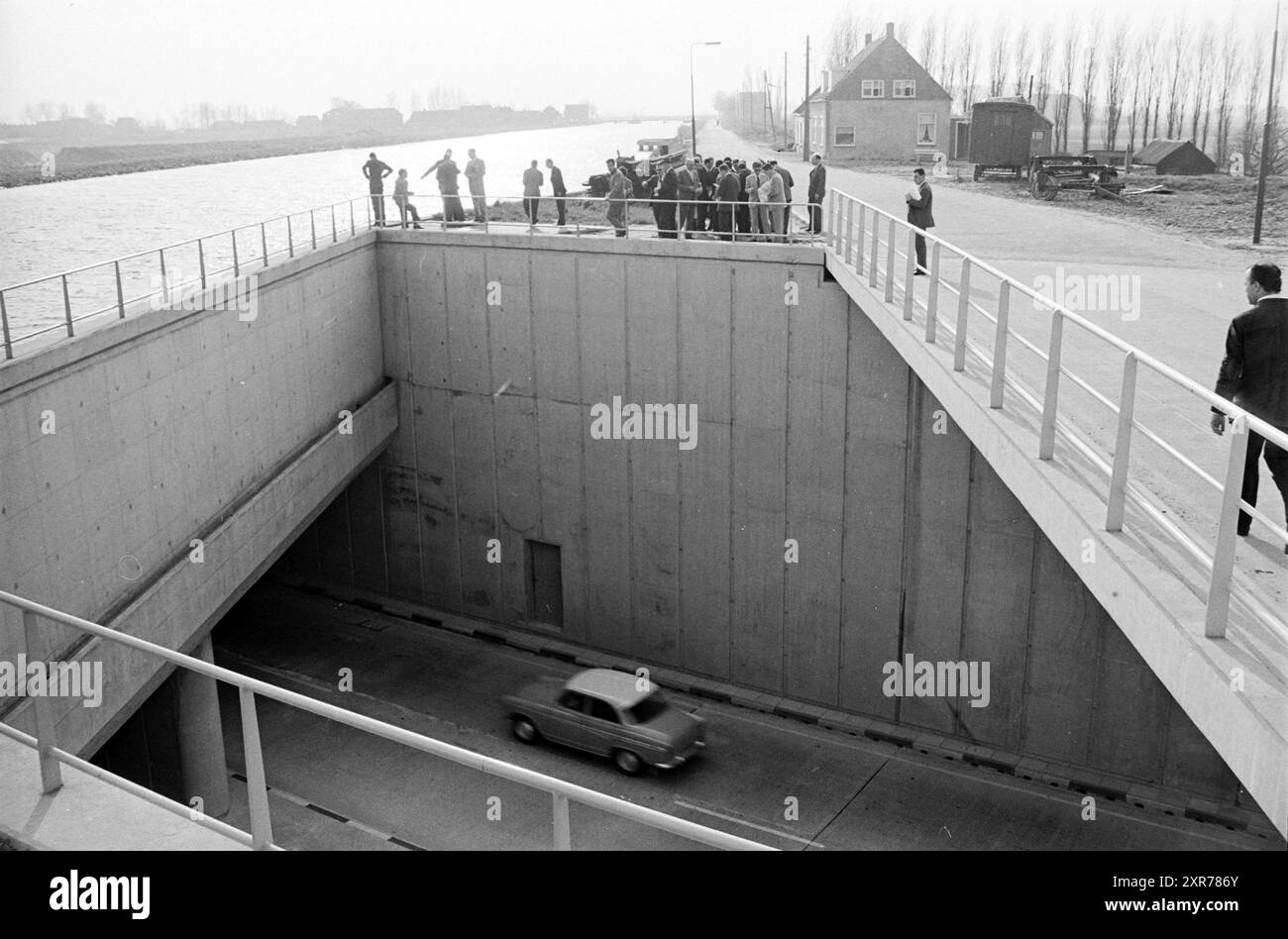 Aquädukt Rijksweg A4, Verkehr, sicherer Verkehr, Weteringbrug, Rijksweg A4, 12-04-1961, Whizgle Dutch News: Historical Images Tailored for the Future. Erkunden Sie die Vergangenheit der Niederlande mit modernen Perspektiven durch Bilder von niederländischen Agenturen. Verbinden der Ereignisse von gestern mit den Erkenntnissen von morgen. Begeben Sie sich auf eine zeitlose Reise mit Geschichten, die unsere Zukunft prägen. Stockfoto