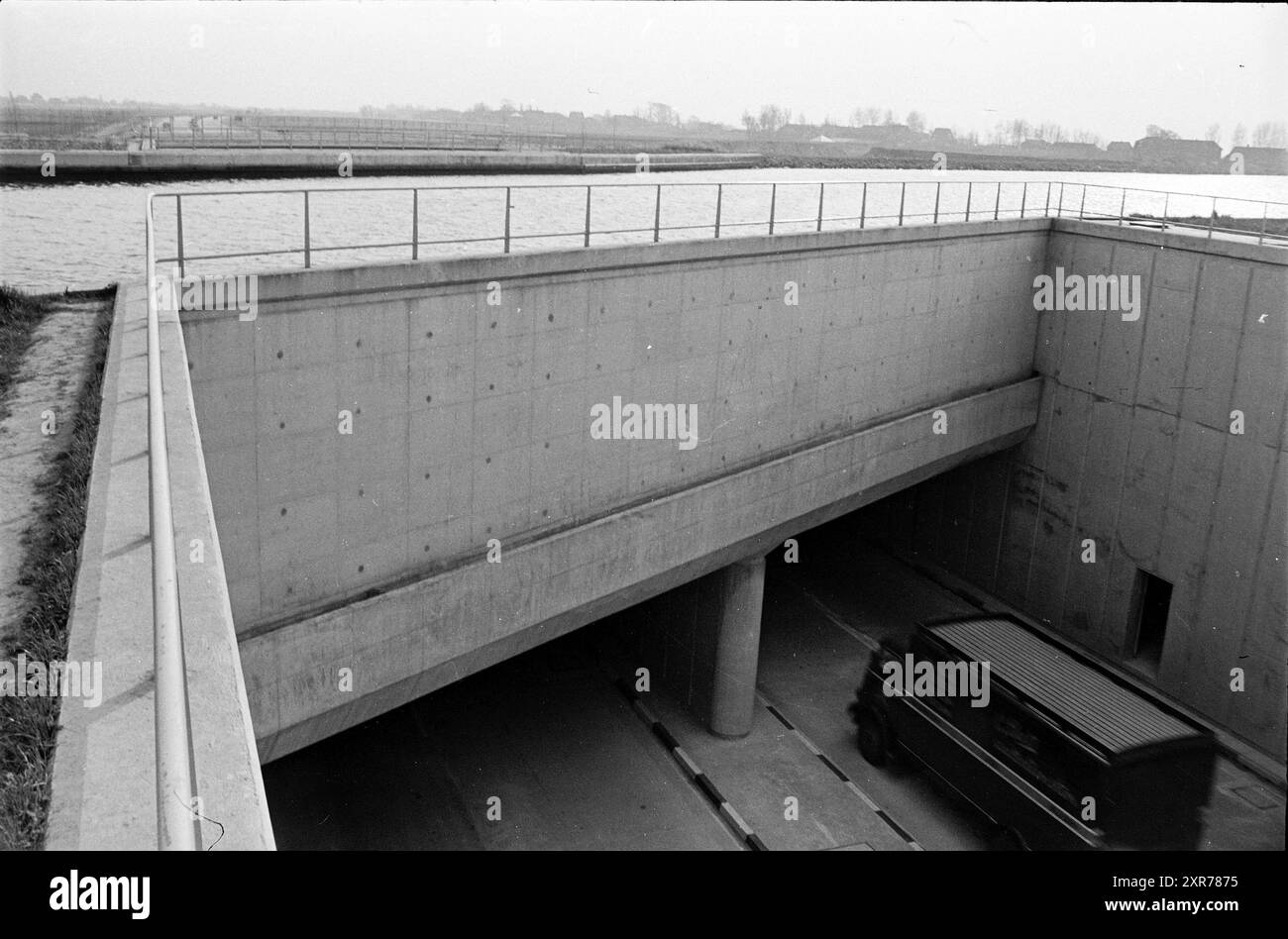 Aquädukt Rijksweg A4, Verkehr, sicherer Verkehr, Weteringbrug, Rijksweg A4, 12-04-1961, Whizgle Dutch News: Historical Images Tailored for the Future. Erkunden Sie die Vergangenheit der Niederlande mit modernen Perspektiven durch Bilder von niederländischen Agenturen. Verbinden der Ereignisse von gestern mit den Erkenntnissen von morgen. Begeben Sie sich auf eine zeitlose Reise mit Geschichten, die unsere Zukunft prägen. Stockfoto