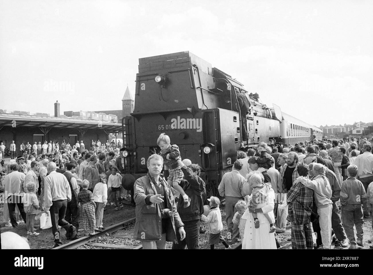 Ankunft der Dampfeisenbahn in IJmuiden., Trains, IJmuiden, Nederland, 14-08-1987, Whizgle Dutch News: historische Bilder für die Zukunft. Erkunden Sie die Vergangenheit der Niederlande mit modernen Perspektiven durch Bilder von niederländischen Agenturen. Verbinden der Ereignisse von gestern mit den Erkenntnissen von morgen. Begeben Sie sich auf eine zeitlose Reise mit Geschichten, die unsere Zukunft prägen. Stockfoto