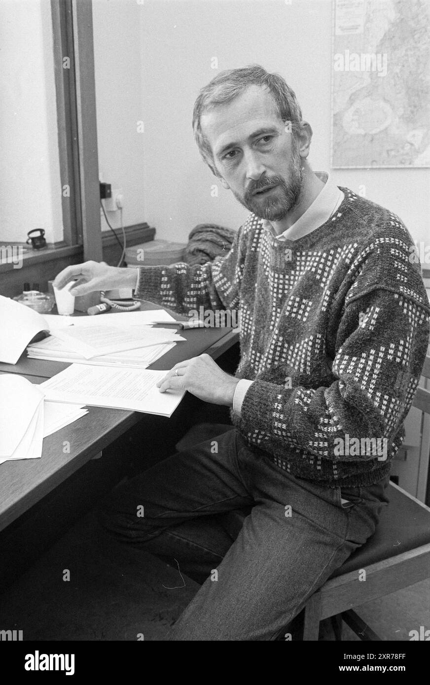 Herr Ad Korten, Rivo, IJmuiden, Personen, IJmuiden, the Netherlands, 08-12-1987, Whizgle Dutch News: Historical Images Tailored for the Future. Erkunden Sie die Vergangenheit der Niederlande mit modernen Perspektiven durch Bilder von niederländischen Agenturen. Verbinden der Ereignisse von gestern mit den Erkenntnissen von morgen. Begeben Sie sich auf eine zeitlose Reise mit Geschichten, die unsere Zukunft prägen. Stockfoto