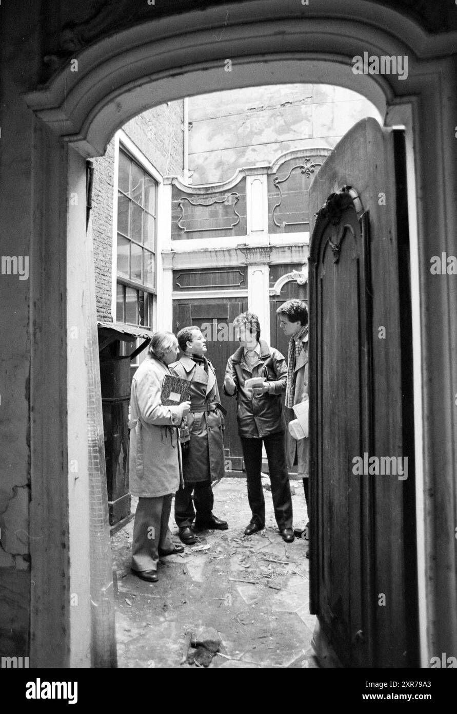 Vizepräsident des Bezirksgerichts Haarlem, Herr J. Vrij, besucht umstrittene Besetzung des Eigentümers Eric Renout in Zijlweg 27 - siehe HD 12-02-1980, Kraken, Haarlem, Zijlstraat, Niederlande, 12-02-1980, Whizgle Dutch News: Historical Images Tailored for the Future. Erkunden Sie die Vergangenheit der Niederlande mit modernen Perspektiven durch Bilder von niederländischen Agenturen. Verbinden der Ereignisse von gestern mit den Erkenntnissen von morgen. Begeben Sie sich auf eine zeitlose Reise mit Geschichten, die unsere Zukunft prägen. Stockfoto