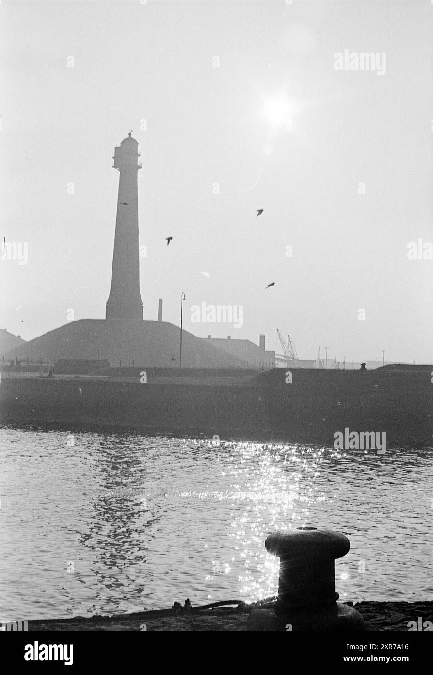 Lighthouse, IJmuiden, Niederlande, 00-00-1963, Whizgle Dutch News: Historische Bilder für die Zukunft. Erkunden Sie die Vergangenheit der Niederlande mit modernen Perspektiven durch Bilder von niederländischen Agenturen. Verbinden der Ereignisse von gestern mit den Erkenntnissen von morgen. Begeben Sie sich auf eine zeitlose Reise mit Geschichten, die unsere Zukunft prägen. Stockfoto