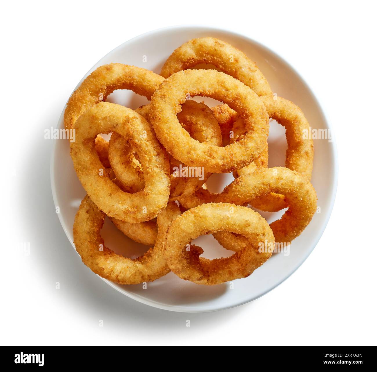 Teller mit gebratenen Zwiebelringen isoliert auf weißem Hintergrund, Draufsicht Stockfoto