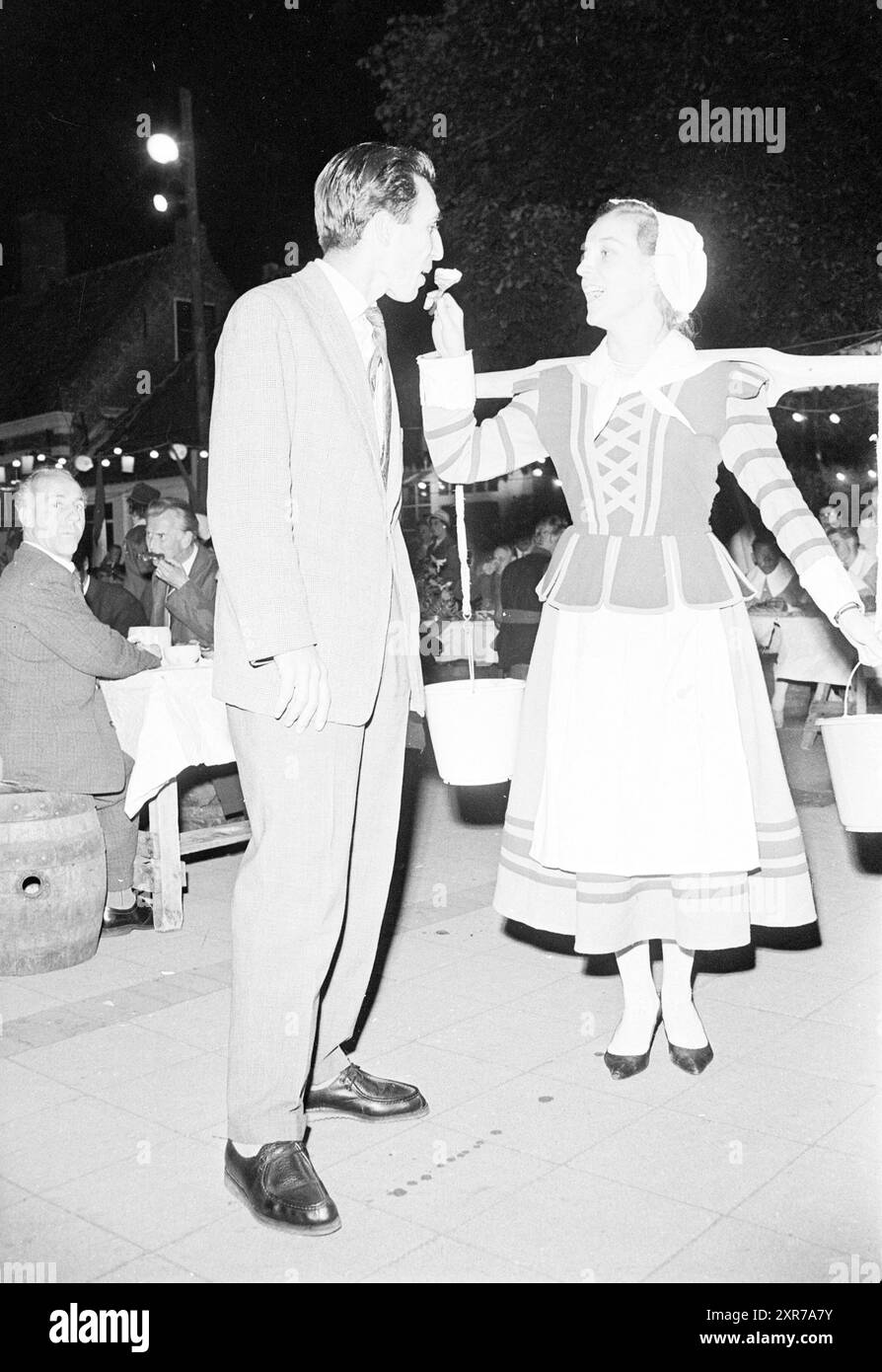 Wir feiern das Jahrhundert von Frans Hals. Festliches Milizessen im Stil des 17. Jahrhunderts im Kloveniersdoelen, Haarlem, Niederlande, 28.-07-1962, Whizgle Dutch News: Historische Bilder zugeschnitten auf die Zukunft. Erkunden Sie die Vergangenheit der Niederlande mit modernen Perspektiven durch Bilder von niederländischen Agenturen. Verbinden der Ereignisse von gestern mit den Erkenntnissen von morgen. Begeben Sie sich auf eine zeitlose Reise mit Geschichten, die unsere Zukunft prägen. Stockfoto