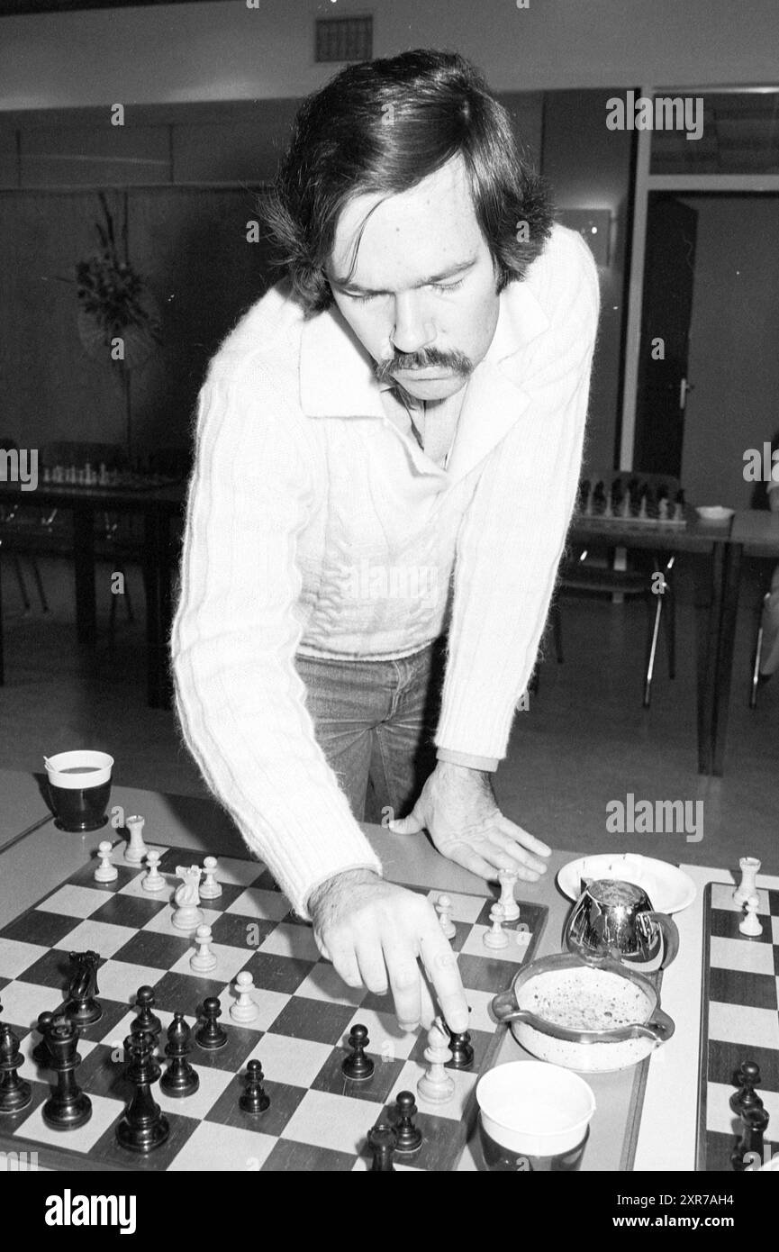 Simultanschach mit Walter Browne, Chess, 05.-02-1980, Whizgle Dutch News: Historical Images Tailored for the Future. Erkunden Sie die Vergangenheit der Niederlande mit modernen Perspektiven durch Bilder von niederländischen Agenturen. Verbinden der Ereignisse von gestern mit den Erkenntnissen von morgen. Begeben Sie sich auf eine zeitlose Reise mit Geschichten, die unsere Zukunft prägen. Stockfoto