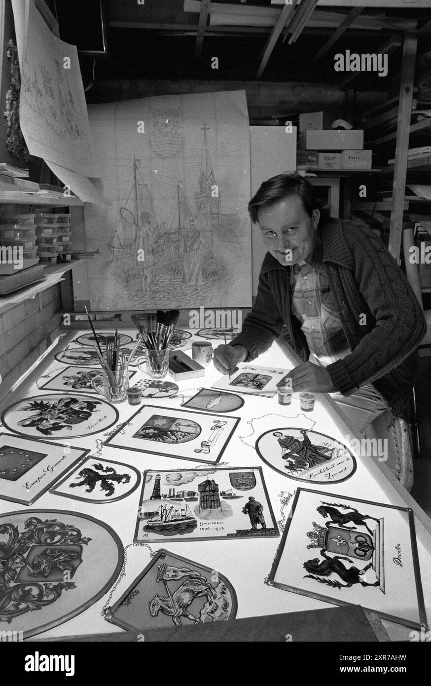 Glasbrenner Mr. Neervoort Velsen, Personen, 27-01-1976, Whizgle Dutch News: Historische Bilder zugeschnitten auf die Zukunft. Erkunden Sie die Vergangenheit der Niederlande mit modernen Perspektiven durch Bilder von niederländischen Agenturen. Verbinden der Ereignisse von gestern mit den Erkenntnissen von morgen. Begeben Sie sich auf eine zeitlose Reise mit Geschichten, die unsere Zukunft prägen. Stockfoto