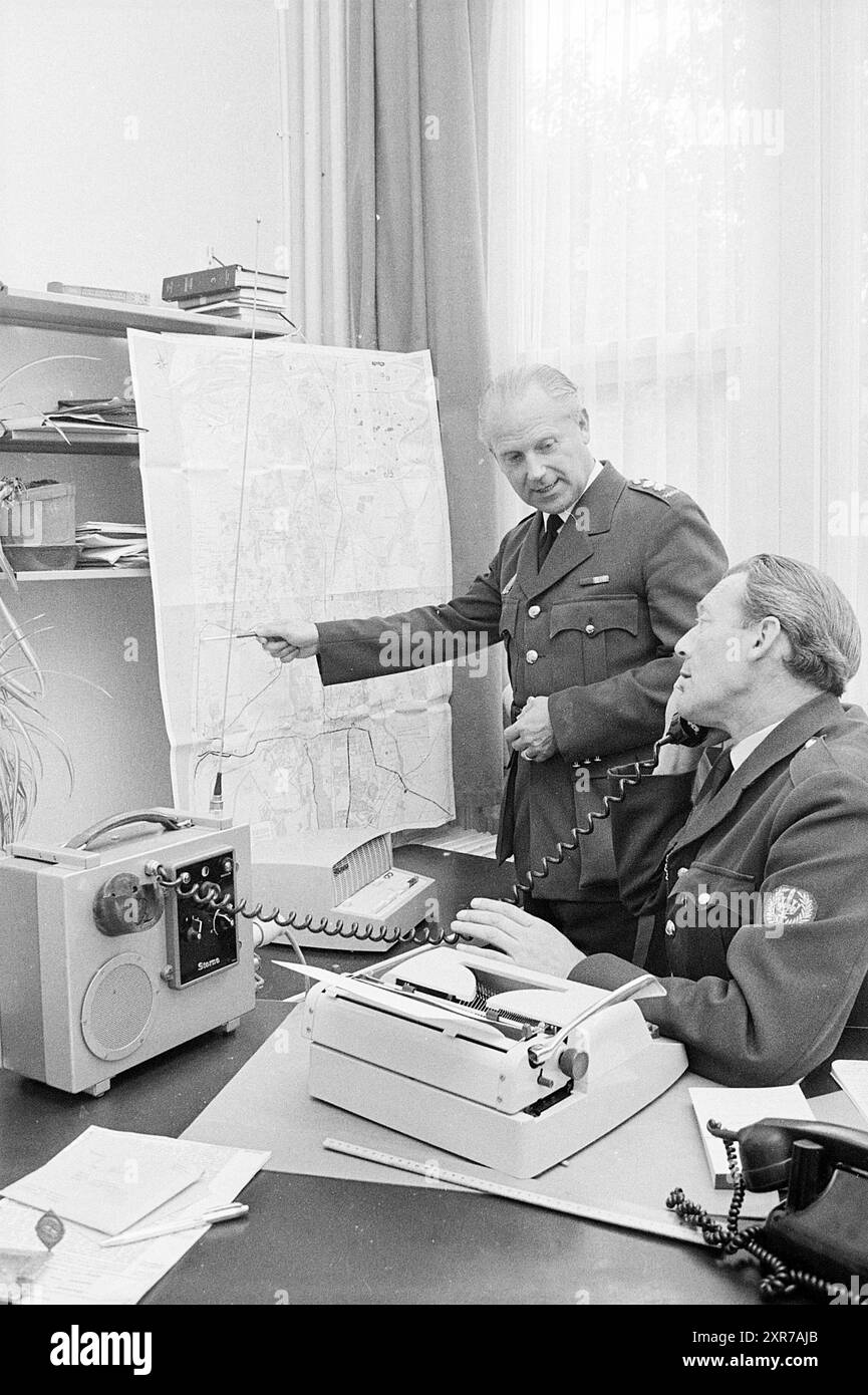 Zwei Soldaten mit einer Karte von Haarlem, 00-00-1969, Whizgle Dutch News: Historische Bilder für die Zukunft. Erkunden Sie die Vergangenheit der Niederlande mit modernen Perspektiven durch Bilder von niederländischen Agenturen. Verbinden der Ereignisse von gestern mit den Erkenntnissen von morgen. Begeben Sie sich auf eine zeitlose Reise mit Geschichten, die unsere Zukunft prägen. Stockfoto