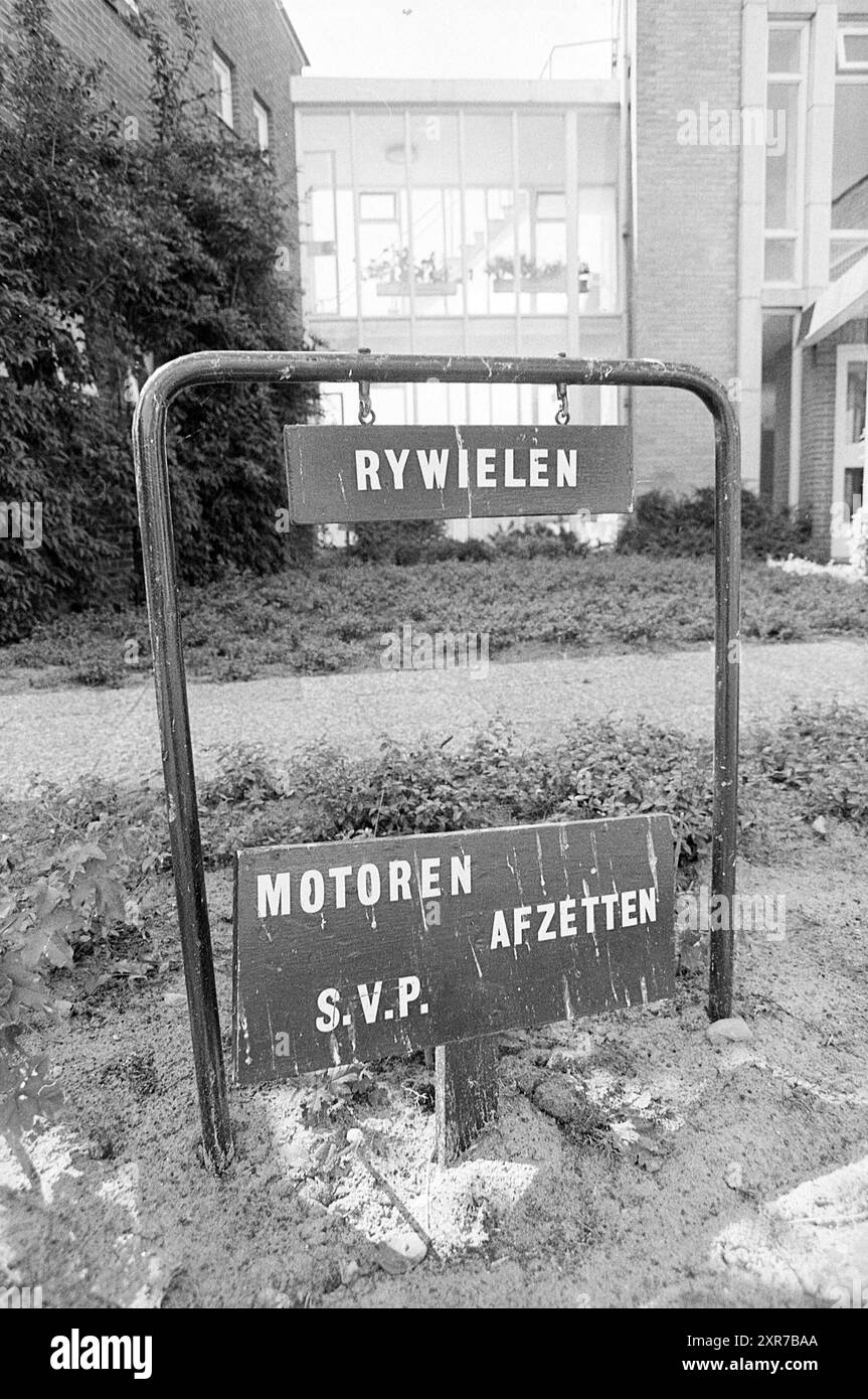 Schilder Radfahrer schalten ihre Motoren aus, Schilder, 11-08-1972, Whizgle Dutch News: Historische Bilder zugeschnitten auf die Zukunft. Erkunden Sie die Vergangenheit der Niederlande mit modernen Perspektiven durch Bilder von niederländischen Agenturen. Verbinden der Ereignisse von gestern mit den Erkenntnissen von morgen. Begeben Sie sich auf eine zeitlose Reise mit Geschichten, die unsere Zukunft prägen. Stockfoto