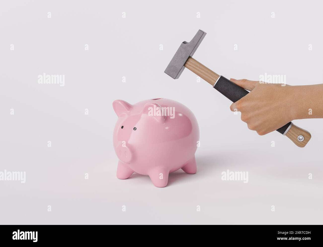 Eine Hand, die einen Hammer hält, um eine rosa Schweinebank vor weißem Hintergrund zu brechen. Konzept von Sparen, Finanzen und Geldmanagement. 3D-Rendering. Stockfoto