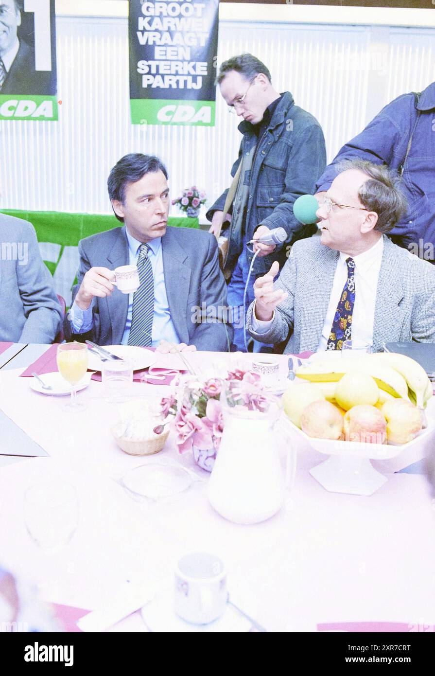 Mittagessen mit Minister Eelco Brinkman auf dem Parteitag der CDA in Zwanenburg, Whizgle Dutch News: Historische Bilder zugeschnitten auf die Zukunft. Erkunden Sie die Vergangenheit der Niederlande mit modernen Perspektiven durch Bilder von niederländischen Agenturen. Verbinden der Ereignisse von gestern mit den Erkenntnissen von morgen. Begeben Sie sich auf eine zeitlose Reise mit Geschichten, die unsere Zukunft prägen. Stockfoto
