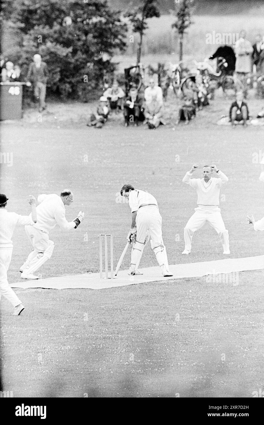 Haarlem - V.O.C., Cricket, 28.06.1968, Whizgle Dutch News: Historical Images Tailored for the Future. Erkunden Sie die Vergangenheit der Niederlande mit modernen Perspektiven durch Bilder von niederländischen Agenturen. Verbinden der Ereignisse von gestern mit den Erkenntnissen von morgen. Begeben Sie sich auf eine zeitlose Reise mit Geschichten, die unsere Zukunft prägen. Stockfoto