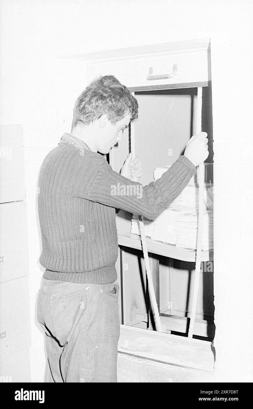 Haarlem Work Facility, Social Work Facility, 14-12-1964, Whizgle Dutch News: Historical Images Tailored for the Future. Erkunden Sie die Vergangenheit der Niederlande mit modernen Perspektiven durch Bilder von niederländischen Agenturen. Verbinden der Ereignisse von gestern mit den Erkenntnissen von morgen. Begeben Sie sich auf eine zeitlose Reise mit Geschichten, die unsere Zukunft prägen. Stockfoto