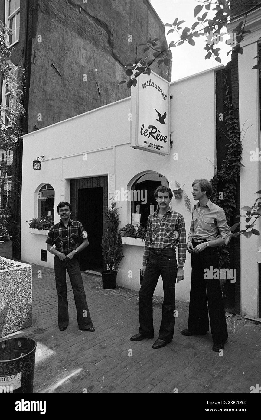 Restaurant Le Rève + Besitzer A'Dam, Restaurant, 23-06-1977, Whizgle Dutch News: Historische Bilder für die Zukunft. Erkunden Sie die Vergangenheit der Niederlande mit modernen Perspektiven durch Bilder von niederländischen Agenturen. Verbinden der Ereignisse von gestern mit den Erkenntnissen von morgen. Begeben Sie sich auf eine zeitlose Reise mit Geschichten, die unsere Zukunft prägen. Stockfoto