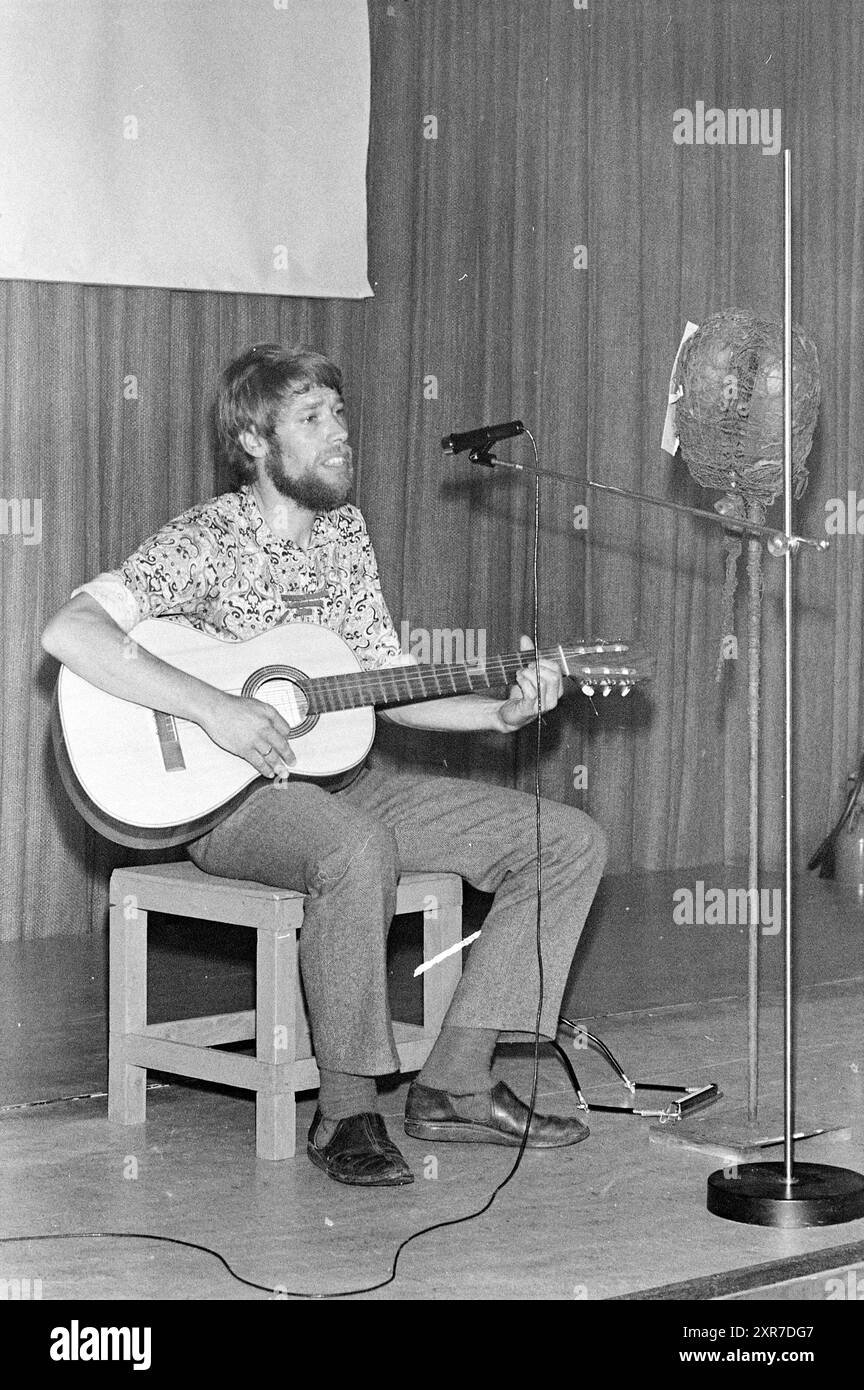 Diplomas and Party Abendpapierfachschule, Partys, Schulen, 09-06-1970, Whizgle Dutch News: Historische Bilder zugeschnitten auf die Zukunft. Erkunden Sie die Vergangenheit der Niederlande mit modernen Perspektiven durch Bilder von niederländischen Agenturen. Verbinden der Ereignisse von gestern mit den Erkenntnissen von morgen. Begeben Sie sich auf eine zeitlose Reise mit Geschichten, die unsere Zukunft prägen. Stockfoto