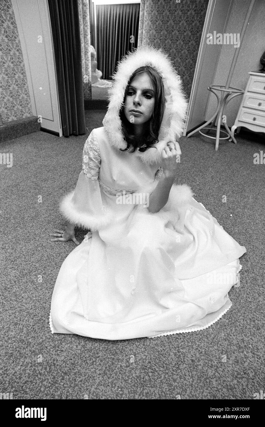 Bride Fashion House Liba, Personen, 10.03.1973, Whizgle Dutch News: Historical Images Tailored for the Future. Erkunden Sie die Vergangenheit der Niederlande mit modernen Perspektiven durch Bilder von niederländischen Agenturen. Verbinden der Ereignisse von gestern mit den Erkenntnissen von morgen. Begeben Sie sich auf eine zeitlose Reise mit Geschichten, die unsere Zukunft prägen. Stockfoto