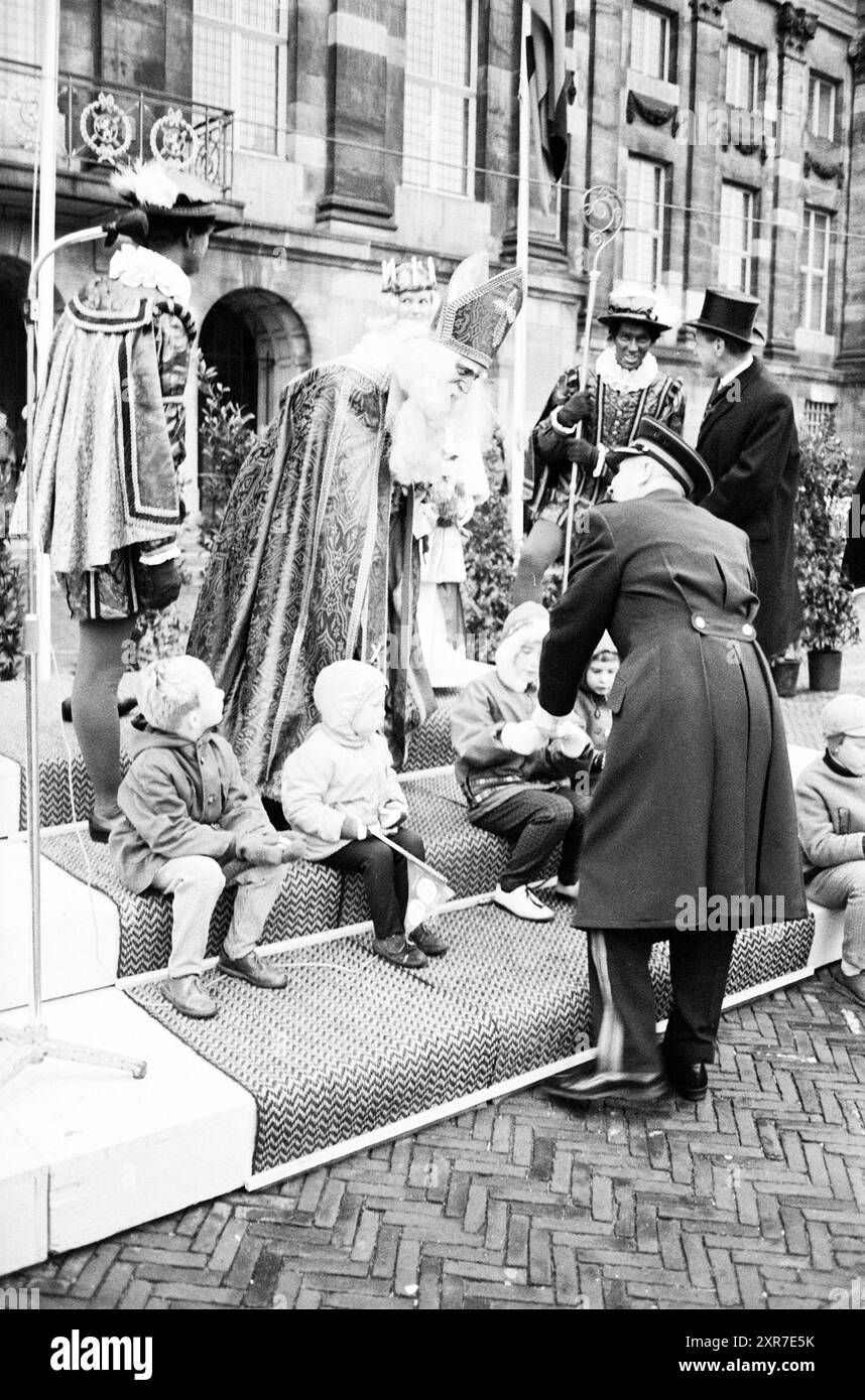 Ankunft von Sinterklaas in Amsterdam, Amsterdam, Dam, Niederlande, Whizgle Dutch News: Historische Bilder für die Zukunft. Erkunden Sie die Vergangenheit der Niederlande mit modernen Perspektiven durch Bilder von niederländischen Agenturen. Verbinden der Ereignisse von gestern mit den Erkenntnissen von morgen. Begeben Sie sich auf eine zeitlose Reise mit Geschichten, die unsere Zukunft prägen. Stockfoto
