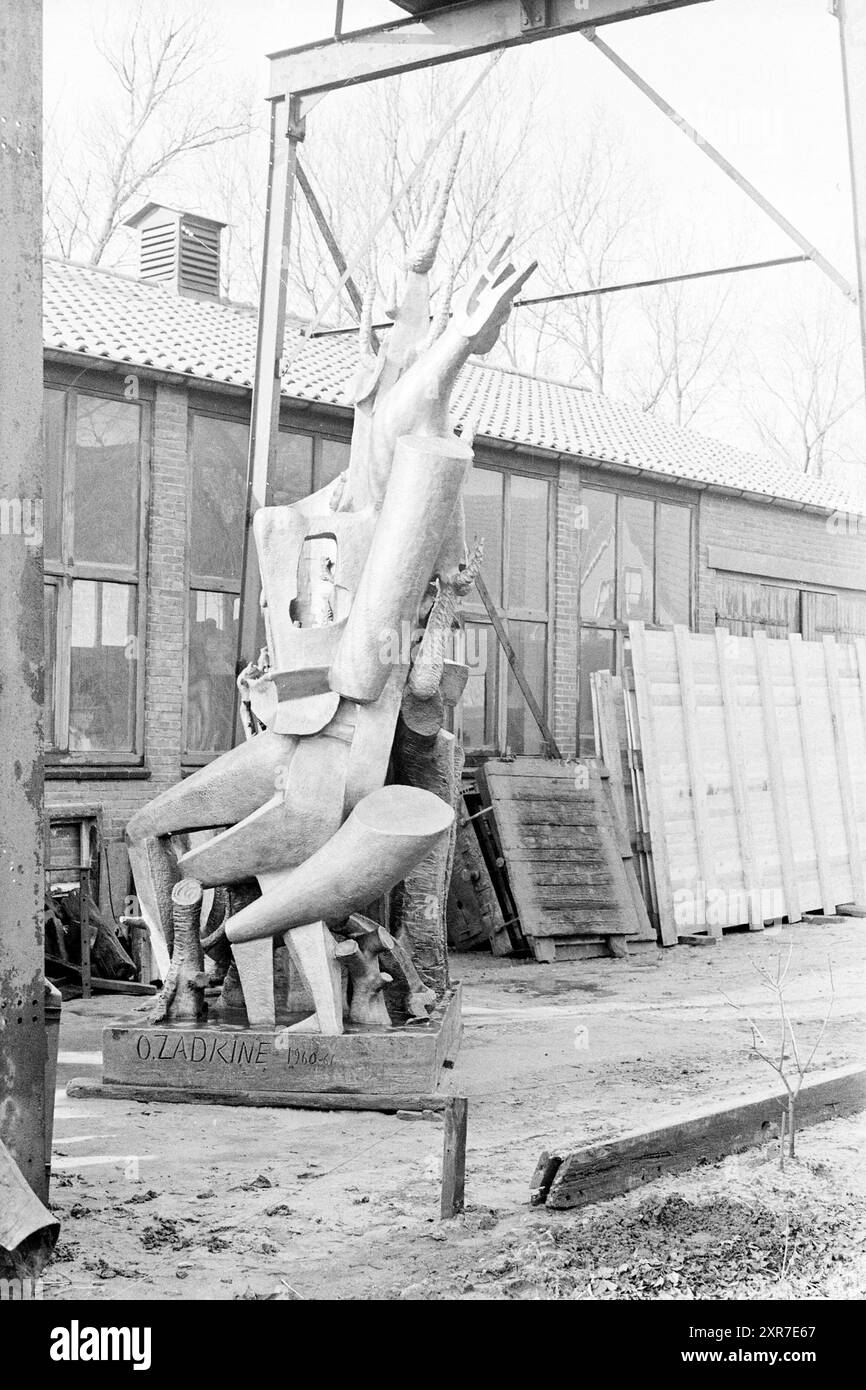 Bild von Ossip Zadkine: La forêt humaine (1960). Van leer Institute in Jerusalem, 29-03-1963, Whizgle Dutch News: Historical Images Tailored for the Future. Erkunden Sie die Vergangenheit der Niederlande mit modernen Perspektiven durch Bilder von niederländischen Agenturen. Verbinden der Ereignisse von gestern mit den Erkenntnissen von morgen. Begeben Sie sich auf eine zeitlose Reise mit Geschichten, die unsere Zukunft prägen. Stockfoto