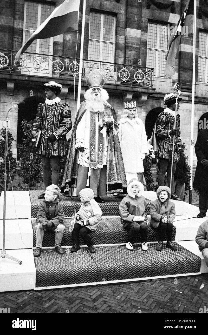 Ankunft von Sinterklaas in Amsterdam, Amsterdam, Dam, Nederland, Whizgle Dutch News: Historische Bilder für die Zukunft. Erkunden Sie die Vergangenheit der Niederlande mit modernen Perspektiven durch Bilder von niederländischen Agenturen. Verbinden der Ereignisse von gestern mit den Erkenntnissen von morgen. Begeben Sie sich auf eine zeitlose Reise mit Geschichten, die unsere Zukunft prägen. Stockfoto