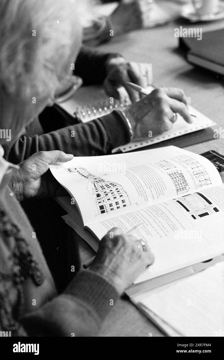 The Student: Art History, 16-03-1992, Whizgle Dutch News: Historical Images Tailored for the Future. Erkunden Sie die Vergangenheit der Niederlande mit modernen Perspektiven durch Bilder von niederländischen Agenturen. Verbinden der Ereignisse von gestern mit den Erkenntnissen von morgen. Begeben Sie sich auf eine zeitlose Reise mit Geschichten, die unsere Zukunft prägen. Stockfoto