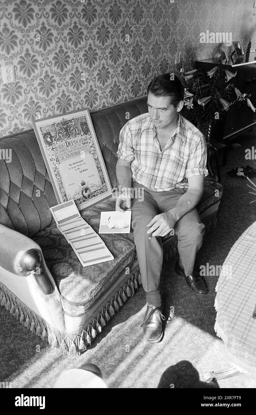 Kaninchenzüchter Mr. Butter mit seinen leeren Kaninchenhutchen + seinen Diplomen, Zucht, 10-08-1976, Whizgle Dutch News: Historische Bilder zugeschnitten auf die Zukunft. Erkunden Sie die Vergangenheit der Niederlande mit modernen Perspektiven durch Bilder von niederländischen Agenturen. Verbinden der Ereignisse von gestern mit den Erkenntnissen von morgen. Begeben Sie sich auf eine zeitlose Reise mit Geschichten, die unsere Zukunft prägen. Stockfoto