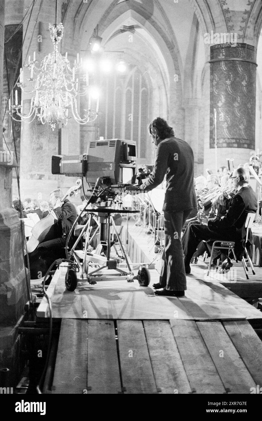 Klassisches Konzert in Grote (Bavo) Kirche mit TV-Aufnahme, Whizgle Dutch News: Historische Bilder zugeschnitten auf die Zukunft. Erkunden Sie die Vergangenheit der Niederlande mit modernen Perspektiven durch Bilder von niederländischen Agenturen. Verbinden der Ereignisse von gestern mit den Erkenntnissen von morgen. Begeben Sie sich auf eine zeitlose Reise mit Geschichten, die unsere Zukunft prägen. Stockfoto