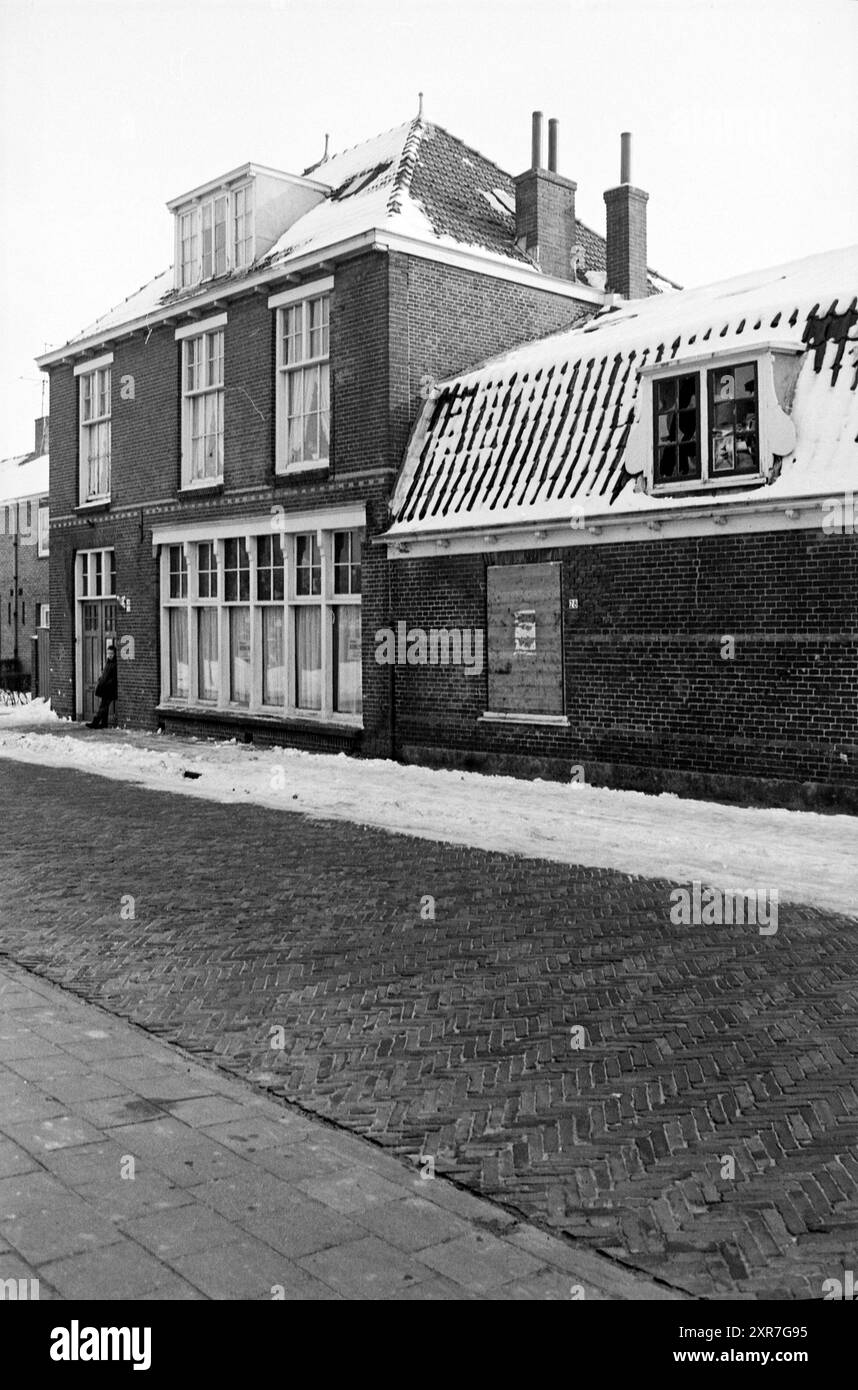 Vakanz: Verschlossenes Gebäude mit zertrümmerten Fenstern in Nummer 28., Whizgle Dutch News: Historische Bilder zugeschnitten auf die Zukunft. Erkunden Sie die Vergangenheit der Niederlande mit modernen Perspektiven durch Bilder von niederländischen Agenturen. Verbinden der Ereignisse von gestern mit den Erkenntnissen von morgen. Begeben Sie sich auf eine zeitlose Reise mit Geschichten, die unsere Zukunft prägen. Stockfoto