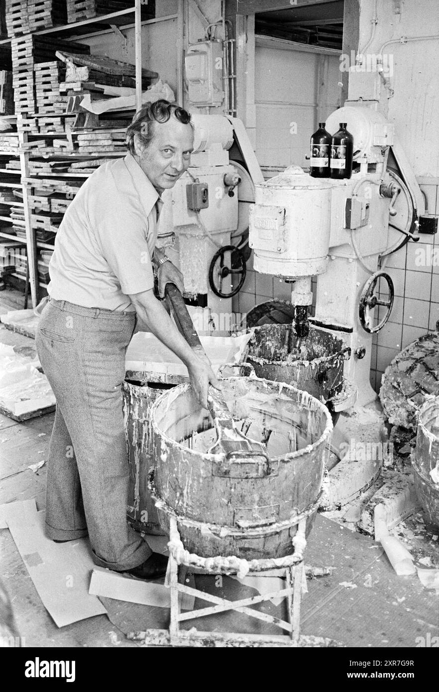 Mr. Black-Chef Fa. Stuve Nougat Factory., Fabriken, Fertigung, Werkstätten, 22-07-1975, Whizgle Dutch News: historische Bilder für die Zukunft. Erkunden Sie die Vergangenheit der Niederlande mit modernen Perspektiven durch Bilder von niederländischen Agenturen. Verbinden der Ereignisse von gestern mit den Erkenntnissen von morgen. Begeben Sie sich auf eine zeitlose Reise mit Geschichten, die unsere Zukunft prägen. Stockfoto