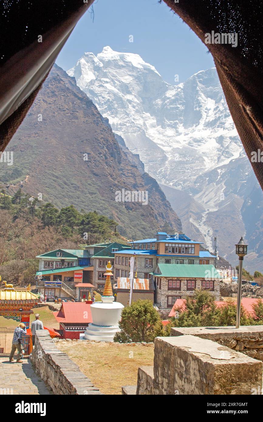 Blick von der Eingangstür des Klosters Tengboche Stockfoto