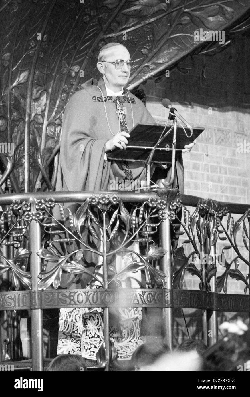 Bischof Bomers und Weihbischof Lescrauwaert, RK Bavo, Haarlem, Weihe, römisch-katholische Kirche, Haarlem, Niederlande, 14-01-1984, Whizgle Dutch News: Historical Images Tailored for the Future. Erkunden Sie die Vergangenheit der Niederlande mit modernen Perspektiven durch Bilder von niederländischen Agenturen. Verbinden der Ereignisse von gestern mit den Erkenntnissen von morgen. Begeben Sie sich auf eine zeitlose Reise mit Geschichten, die unsere Zukunft prägen. Stockfoto