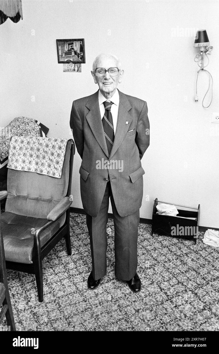 6 - 100 Jahre alt IJmuiden-Bloemendaal Haarlem-Noord, hundertjährige, 100 Jahre alt, IJmuiden, Niederlande, 27-12-1982, Whizgle Dutch News: Historical Images Tailored for the Future. Erkunden Sie die Vergangenheit der Niederlande mit modernen Perspektiven durch Bilder von niederländischen Agenturen. Verbinden der Ereignisse von gestern mit den Erkenntnissen von morgen. Begeben Sie sich auf eine zeitlose Reise mit Geschichten, die unsere Zukunft prägen. Stockfoto