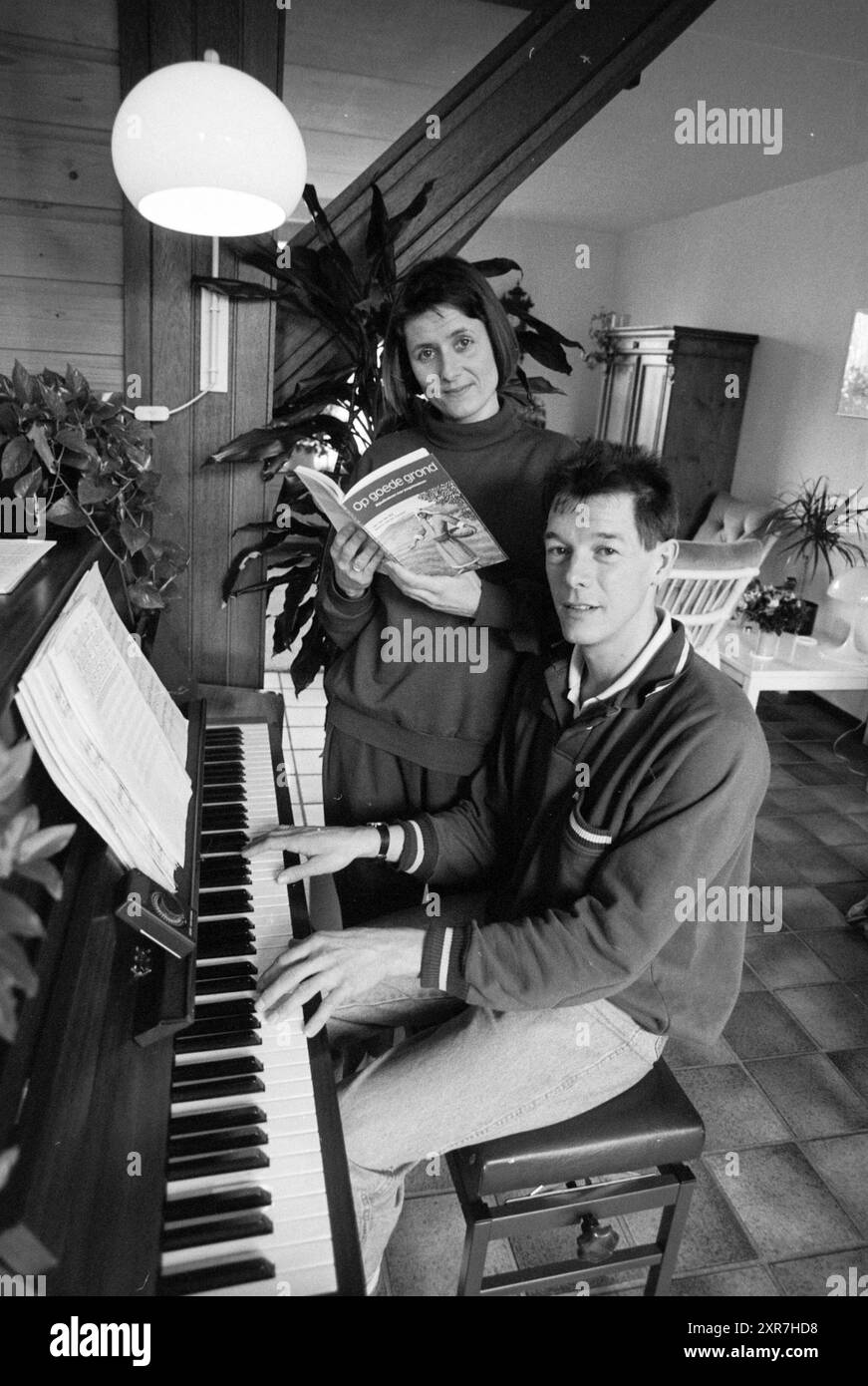 Wilma de Zwaard und Jan van de Bijl mit Liederbuch, Rijssenhout, Musik, Rijsenhout, 08-02-1989, Whizgle Dutch News: historische Bilder für die Zukunft. Erkunden Sie die Vergangenheit der Niederlande mit modernen Perspektiven durch Bilder von niederländischen Agenturen. Verbinden der Ereignisse von gestern mit den Erkenntnissen von morgen. Begeben Sie sich auf eine zeitlose Reise mit Geschichten, die unsere Zukunft prägen. Stockfoto