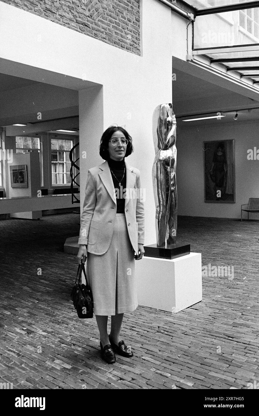 Touristen in Frans Hals Museum, Tourismus, Touristen, Haarlem, Groot Heiligland, the Netherlands, 17-08-1979, Whizgle Dutch News: historische Bilder für die Zukunft. Erkunden Sie die Vergangenheit der Niederlande mit modernen Perspektiven durch Bilder von niederländischen Agenturen. Verbinden der Ereignisse von gestern mit den Erkenntnissen von morgen. Begeben Sie sich auf eine zeitlose Reise mit Geschichten, die unsere Zukunft prägen. Stockfoto