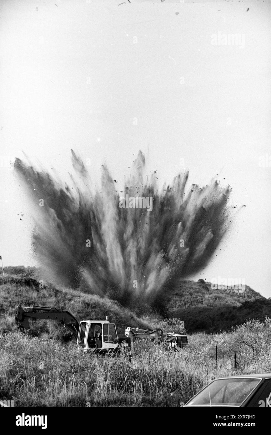 Securing and Removing Aircraft Bombe, 00-00-1994, Whizgle Dutch News: Historical Images Tailored for the Future. Erkunden Sie die Vergangenheit der Niederlande mit modernen Perspektiven durch Bilder von niederländischen Agenturen. Verbinden der Ereignisse von gestern mit den Erkenntnissen von morgen. Begeben Sie sich auf eine zeitlose Reise mit Geschichten, die unsere Zukunft prägen. Stockfoto