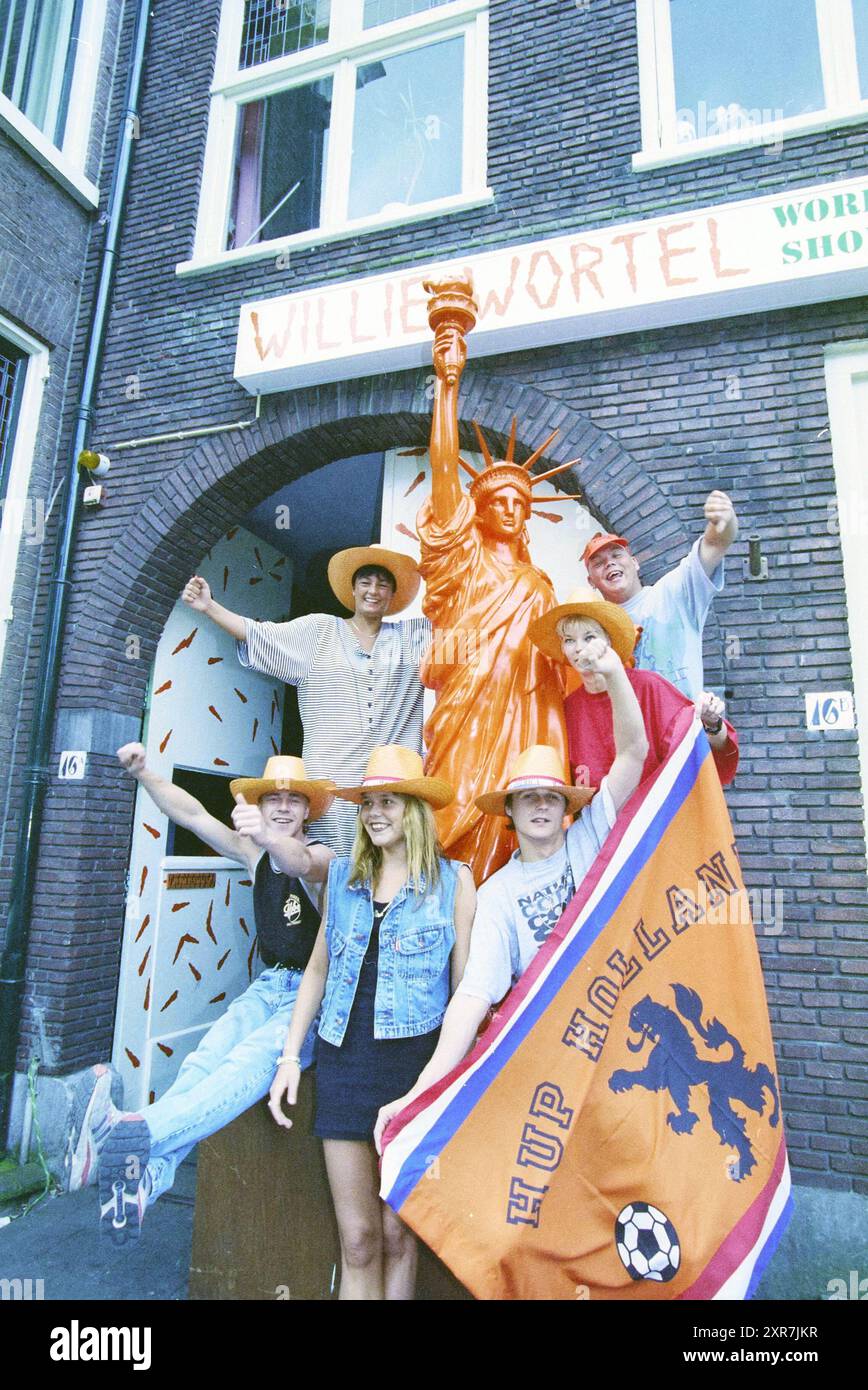 Oranjegekte, Jugendzentrum W. Wortel, 29.-06-1994, Whizgle Dutch News: Historical Images Tailored for the Future. Erkunden Sie die Vergangenheit der Niederlande mit modernen Perspektiven durch Bilder von niederländischen Agenturen. Verbinden der Ereignisse von gestern mit den Erkenntnissen von morgen. Begeben Sie sich auf eine zeitlose Reise mit Geschichten, die unsere Zukunft prägen. Stockfoto