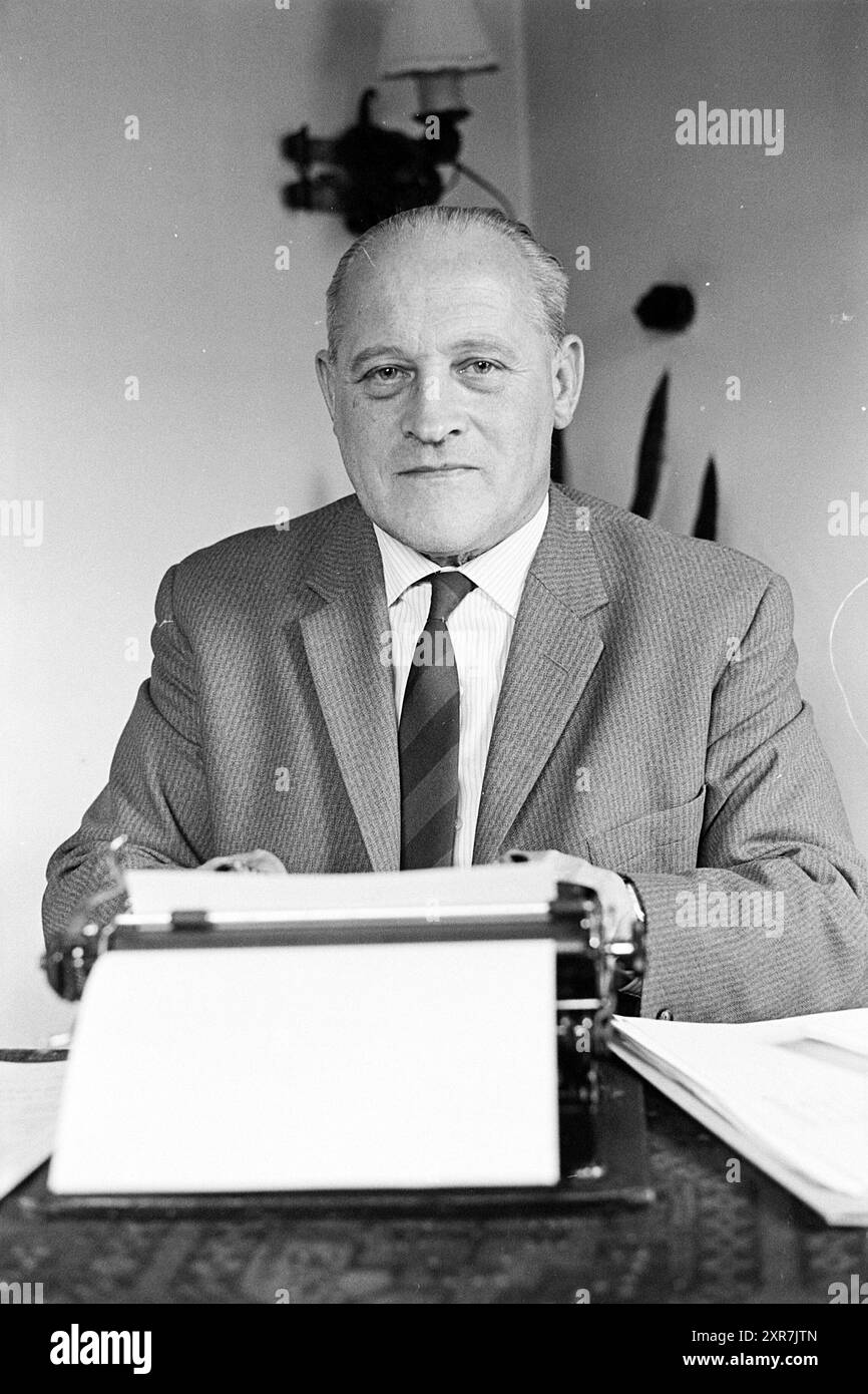 Heer Kornet Haarlem, Heer Witkamp R.C.H., Heer Henstra E.D.O., Fußball, 07.07.1964, Whizgle Dutch News: historische Bilder für die Zukunft. Erkunden Sie die Vergangenheit der Niederlande mit modernen Perspektiven durch Bilder von niederländischen Agenturen. Verbinden der Ereignisse von gestern mit den Erkenntnissen von morgen. Begeben Sie sich auf eine zeitlose Reise mit Geschichten, die unsere Zukunft prägen. Stockfoto