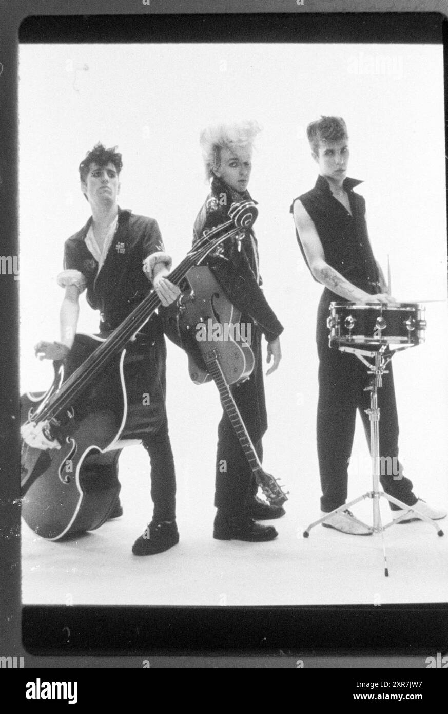 Rockband (Bass, Gitarre, Schlagzeug), 00-00-1981, Whizgle Dutch News: Historical Images Tailored for the Future. Erkunden Sie die Vergangenheit der Niederlande mit modernen Perspektiven durch Bilder von niederländischen Agenturen. Verbinden der Ereignisse von gestern mit den Erkenntnissen von morgen. Begeben Sie sich auf eine zeitlose Reise mit Geschichten, die unsere Zukunft prägen. Stockfoto