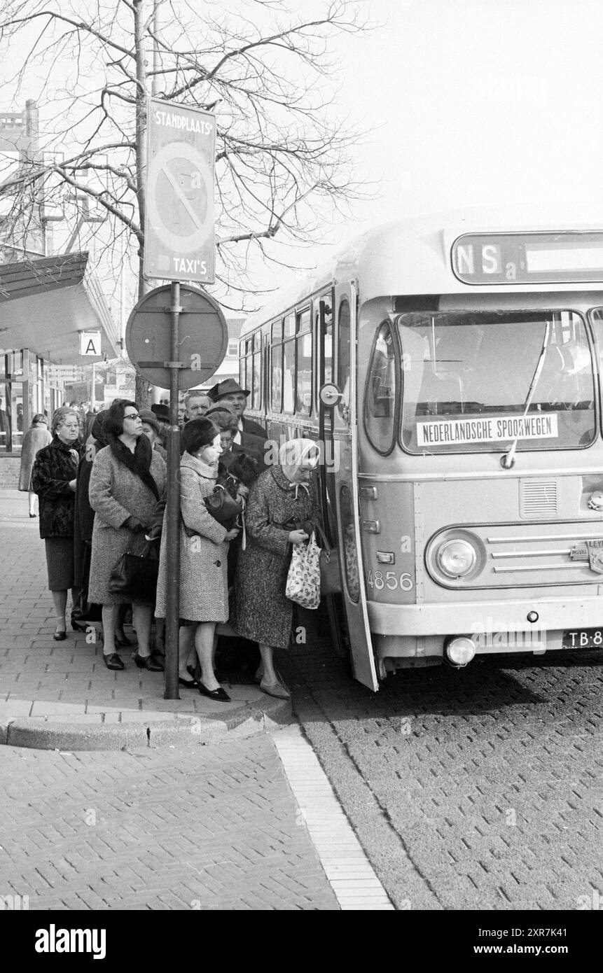 NZH-Bus als temporäre Beförderung für Zugpassagiere, Haarlem, Nederland, Whizgle Dutch News: Historische Bilder zugeschnitten auf die Zukunft. Erkunden Sie die Vergangenheit der Niederlande mit modernen Perspektiven durch Bilder von niederländischen Agenturen. Verbinden der Ereignisse von gestern mit den Erkenntnissen von morgen. Begeben Sie sich auf eine zeitlose Reise mit Geschichten, die unsere Zukunft prägen. Stockfoto