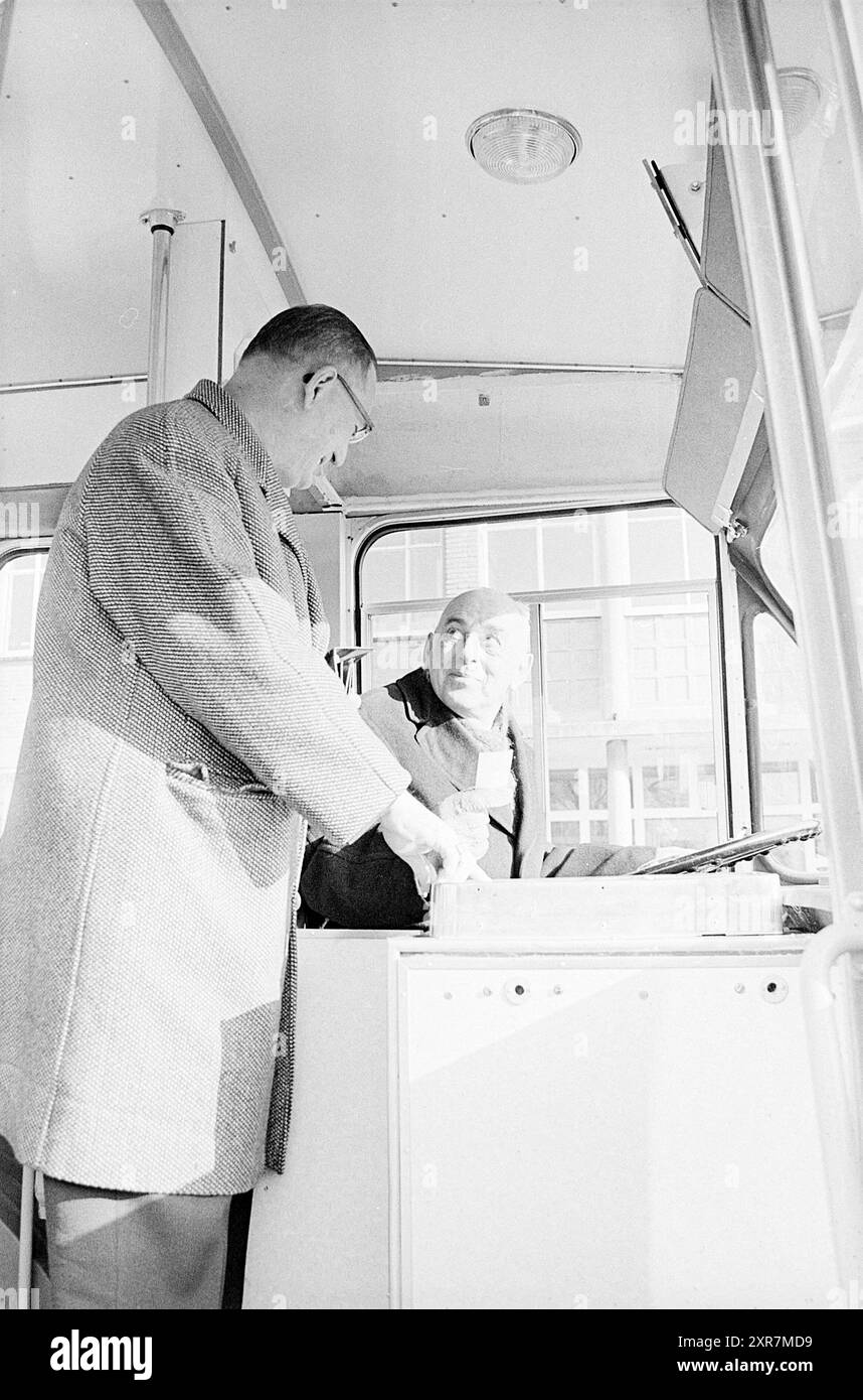 Busfahrer und Passagier, Whizgle Dutch News: Historische Bilder für die Zukunft. Erkunden Sie die Vergangenheit der Niederlande mit modernen Perspektiven durch Bilder von niederländischen Agenturen. Verbinden der Ereignisse von gestern mit den Erkenntnissen von morgen. Begeben Sie sich auf eine zeitlose Reise mit Geschichten, die unsere Zukunft prägen. Stockfoto