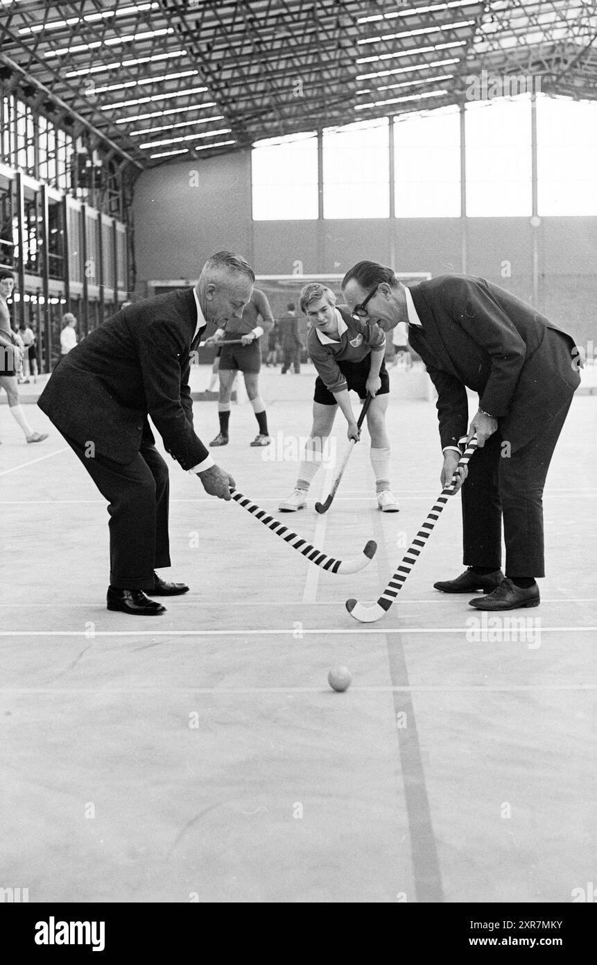 Zwei Herren eröffnen ein Hockeyturnier in der neuen Kennemer Sporthalle (erbaut 1966), Haarlem, Niederlande, Whizgle Dutch News: Historical Images Tailored for the Future. Erkunden Sie die Vergangenheit der Niederlande mit modernen Perspektiven durch Bilder von niederländischen Agenturen. Verbinden der Ereignisse von gestern mit den Erkenntnissen von morgen. Begeben Sie sich auf eine zeitlose Reise mit Geschichten, die unsere Zukunft prägen. Stockfoto