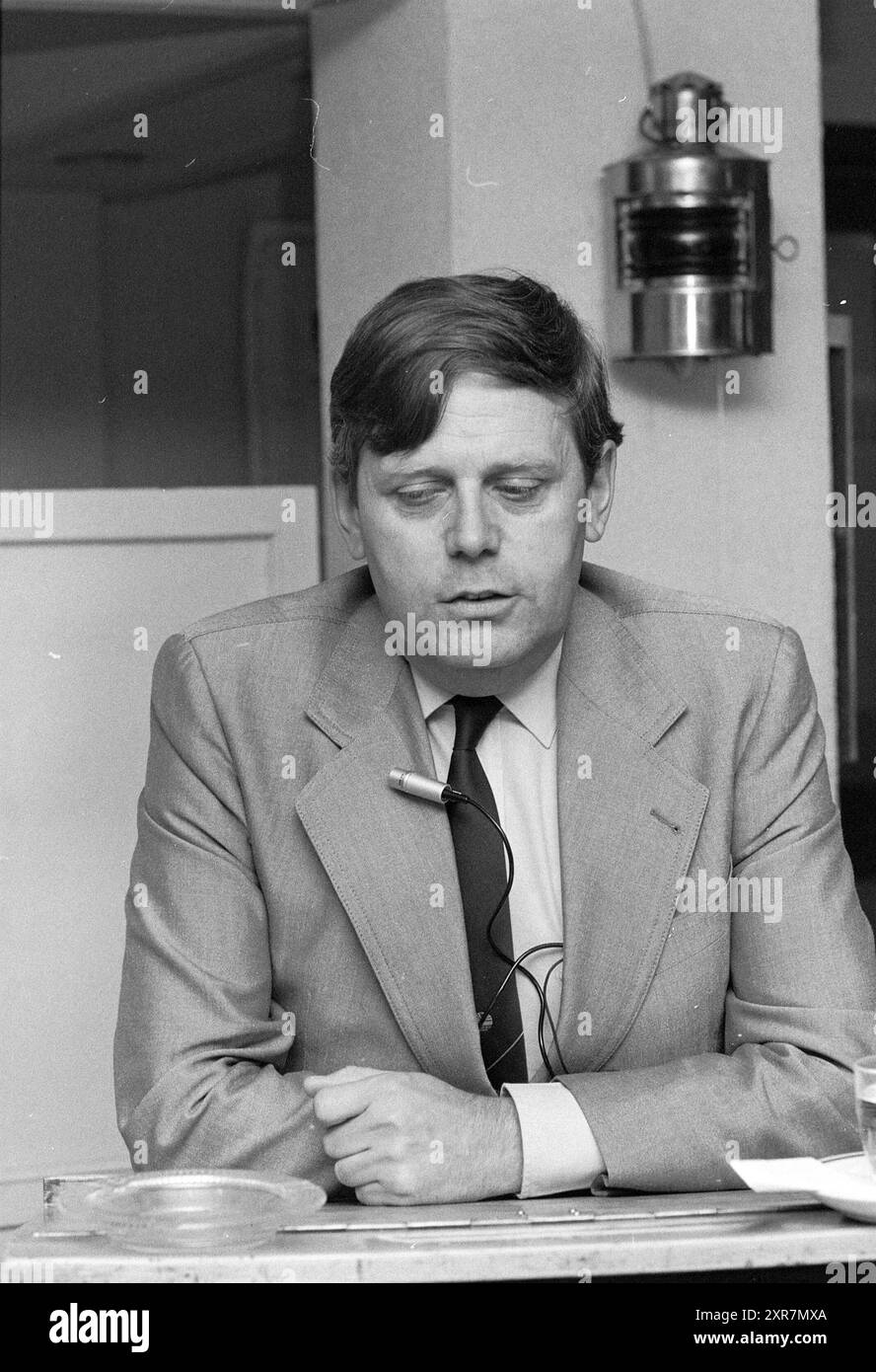 Staatssekretär für Verteidigung im Marinekrankenhaus, Marine, Politik, Volkspolitik, Overveen, 01-07-1983, Whizgle Dutch News: Historical Images Tailored for the Future. Erkunden Sie die Vergangenheit der Niederlande mit modernen Perspektiven durch Bilder von niederländischen Agenturen. Verbinden der Ereignisse von gestern mit den Erkenntnissen von morgen. Begeben Sie sich auf eine zeitlose Reise mit Geschichten, die unsere Zukunft prägen. Stockfoto